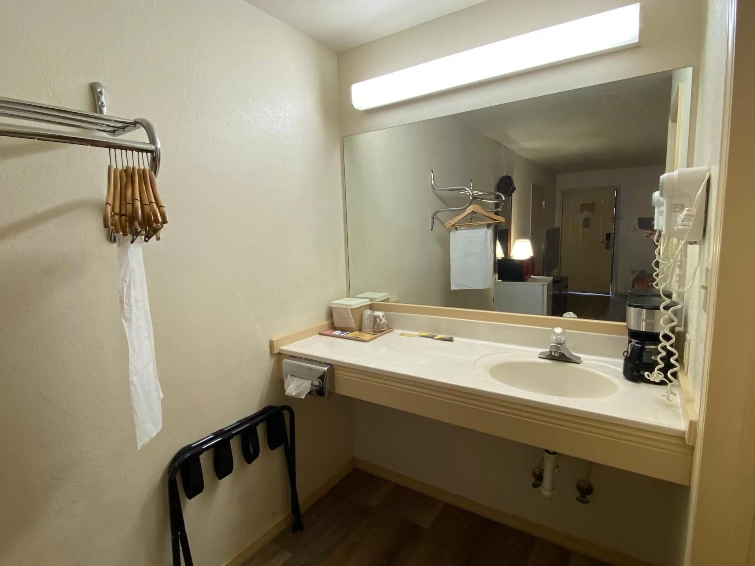 Coffee/tea facilities, Bathroom in El Rancho Motel