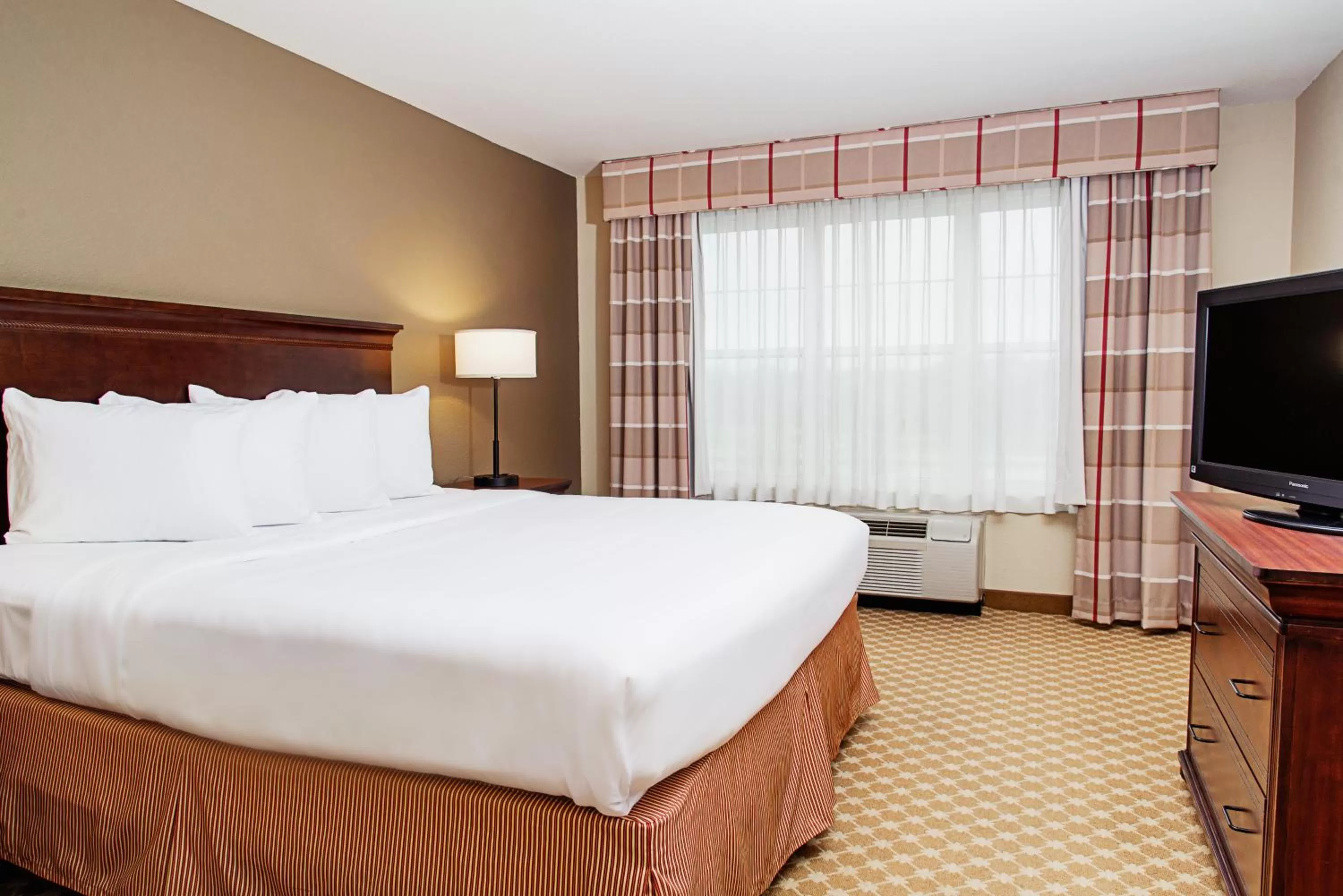 Bed in Country Inn & Suites by Radisson, Milwaukee West Brookfield , WI