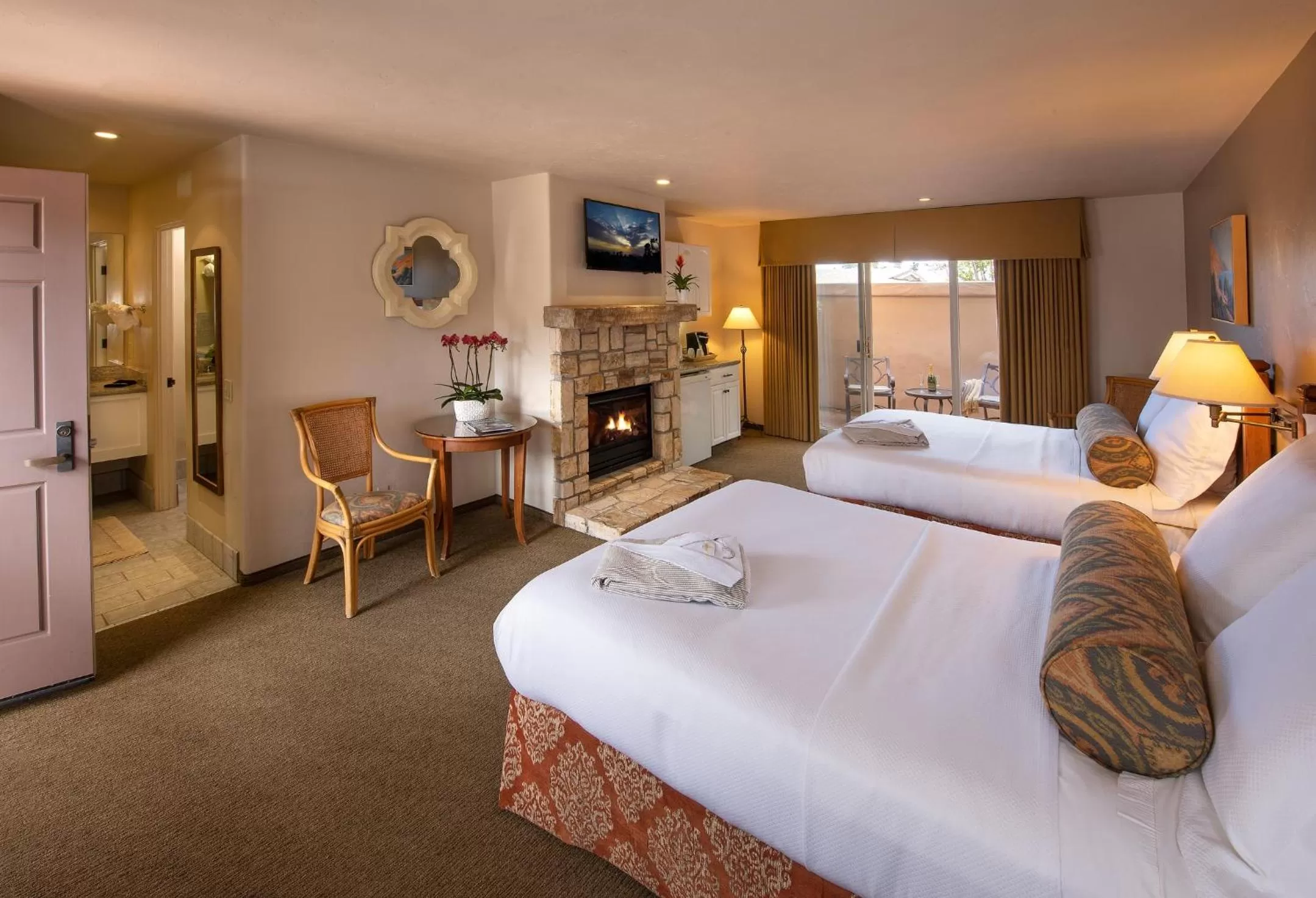 Patio, Bed in Horizon Inn & Ocean View Lodge