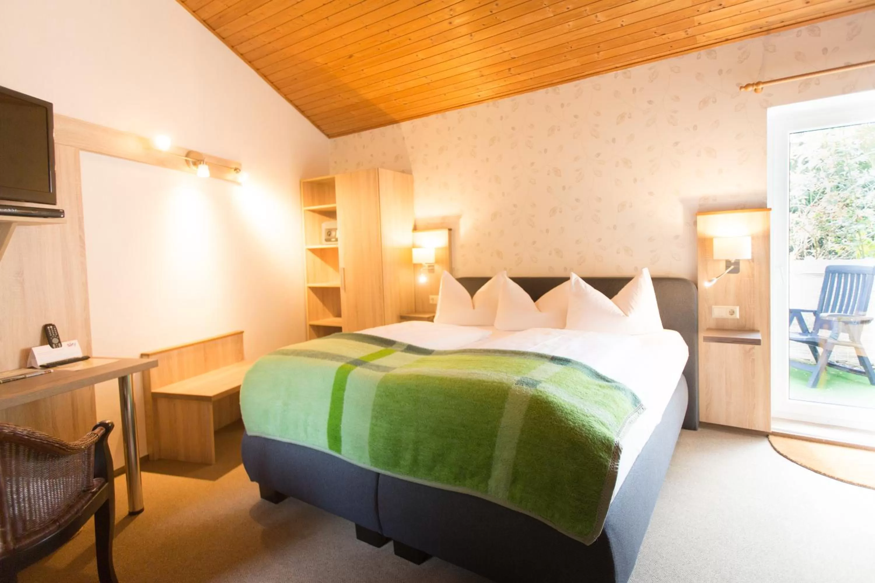 Photo of the whole room, Bed in Hotel Zur Kutsche