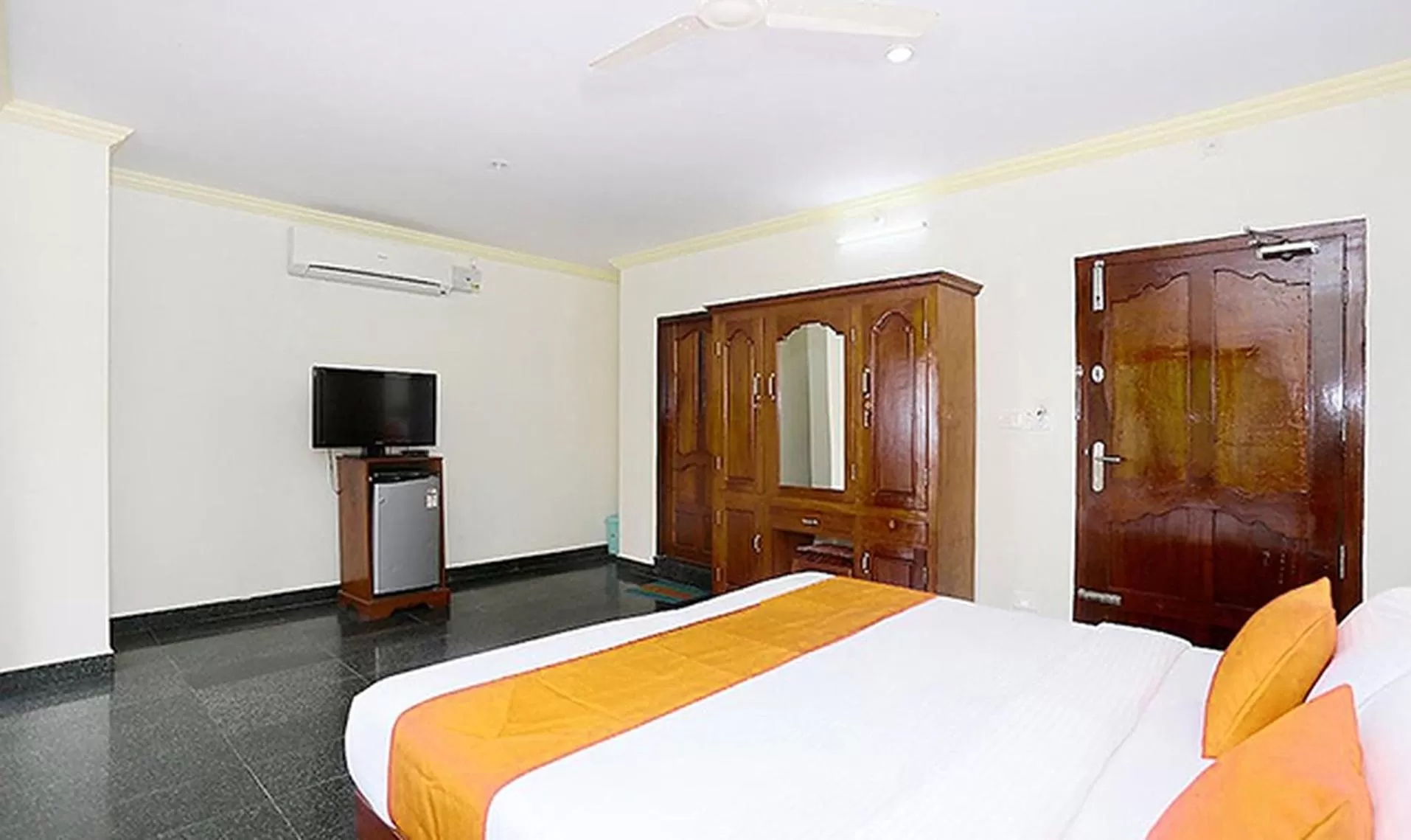 Bedroom, Bed in FabHotel Wateredge Beach Resort - 200m from Samudra Beach Park