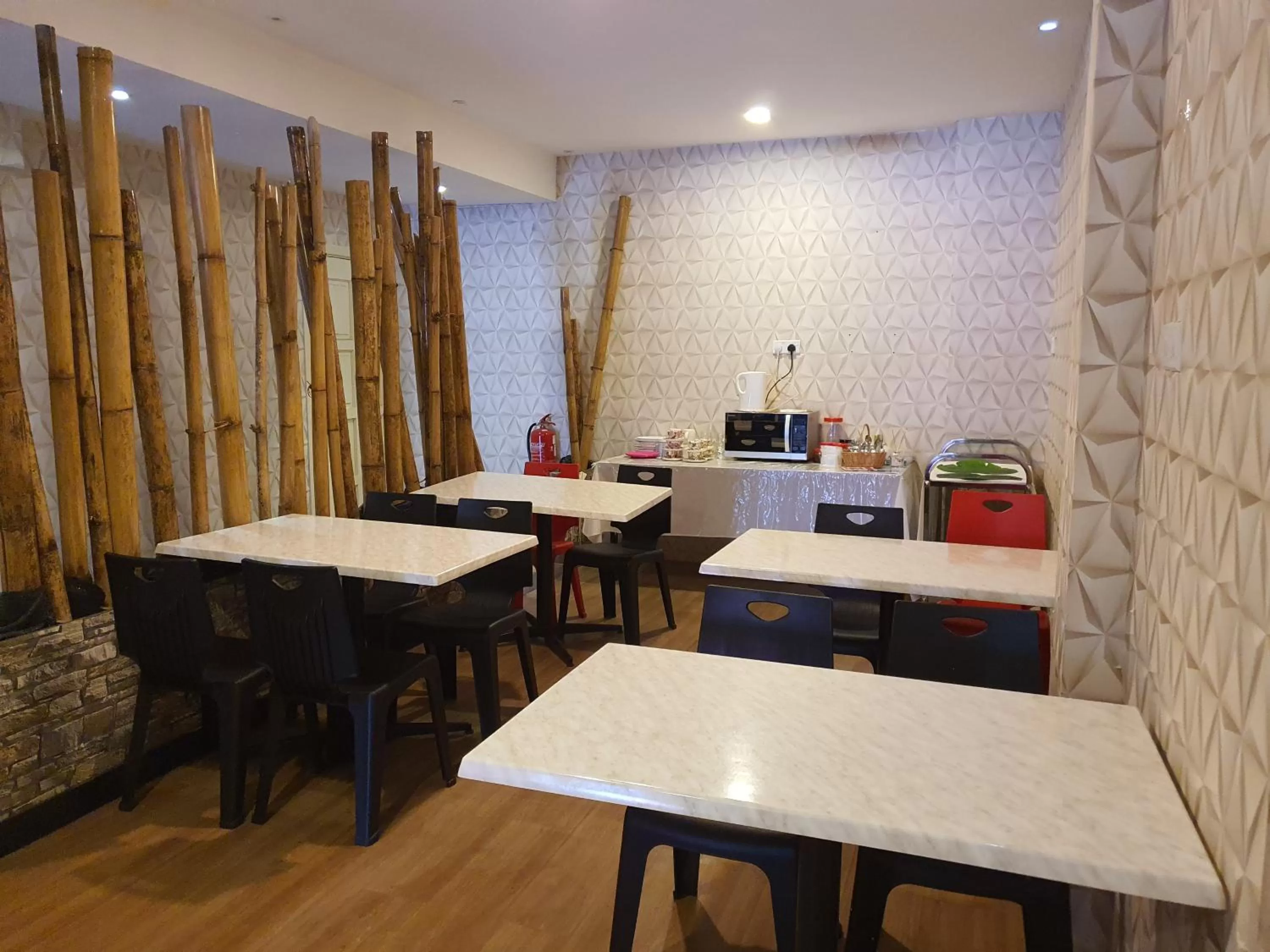 Restaurant/places to eat in Grandeur Hotel And Spa