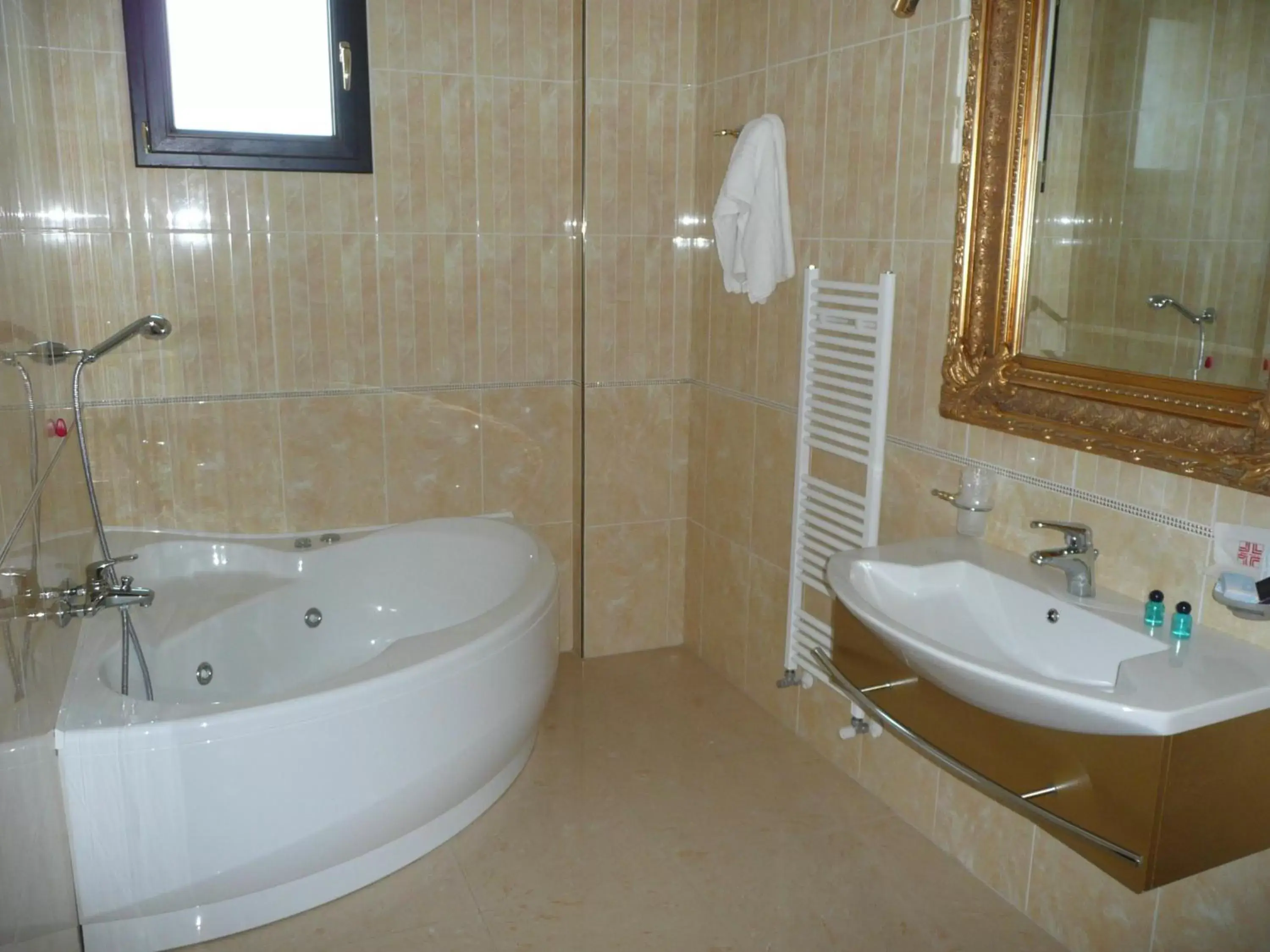 Double Room with Spa Bath in Hotel Riva Del Sole Double Room with Spa Bath in Hotel Riva Del Sole