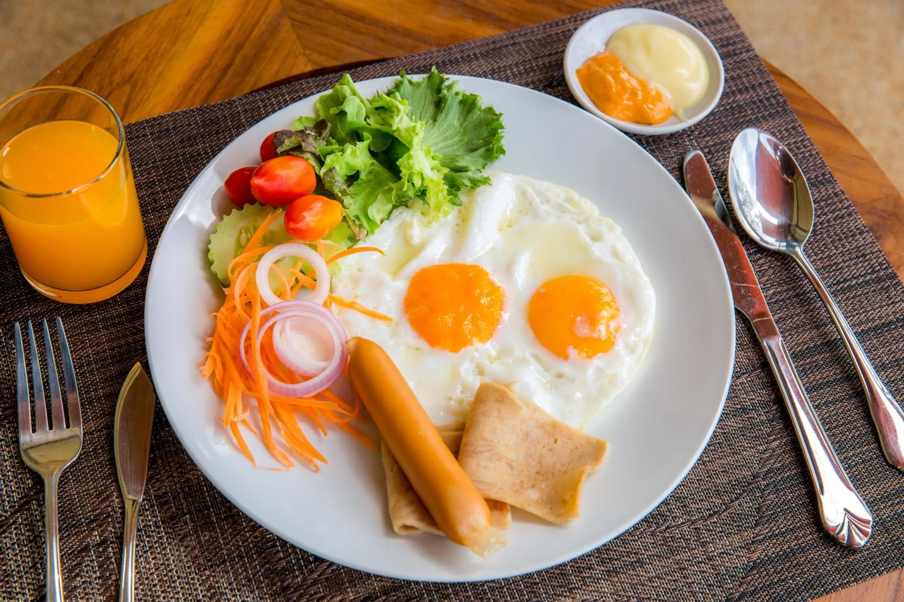 Restaurant/places to eat in Triple Tree Beach Resort