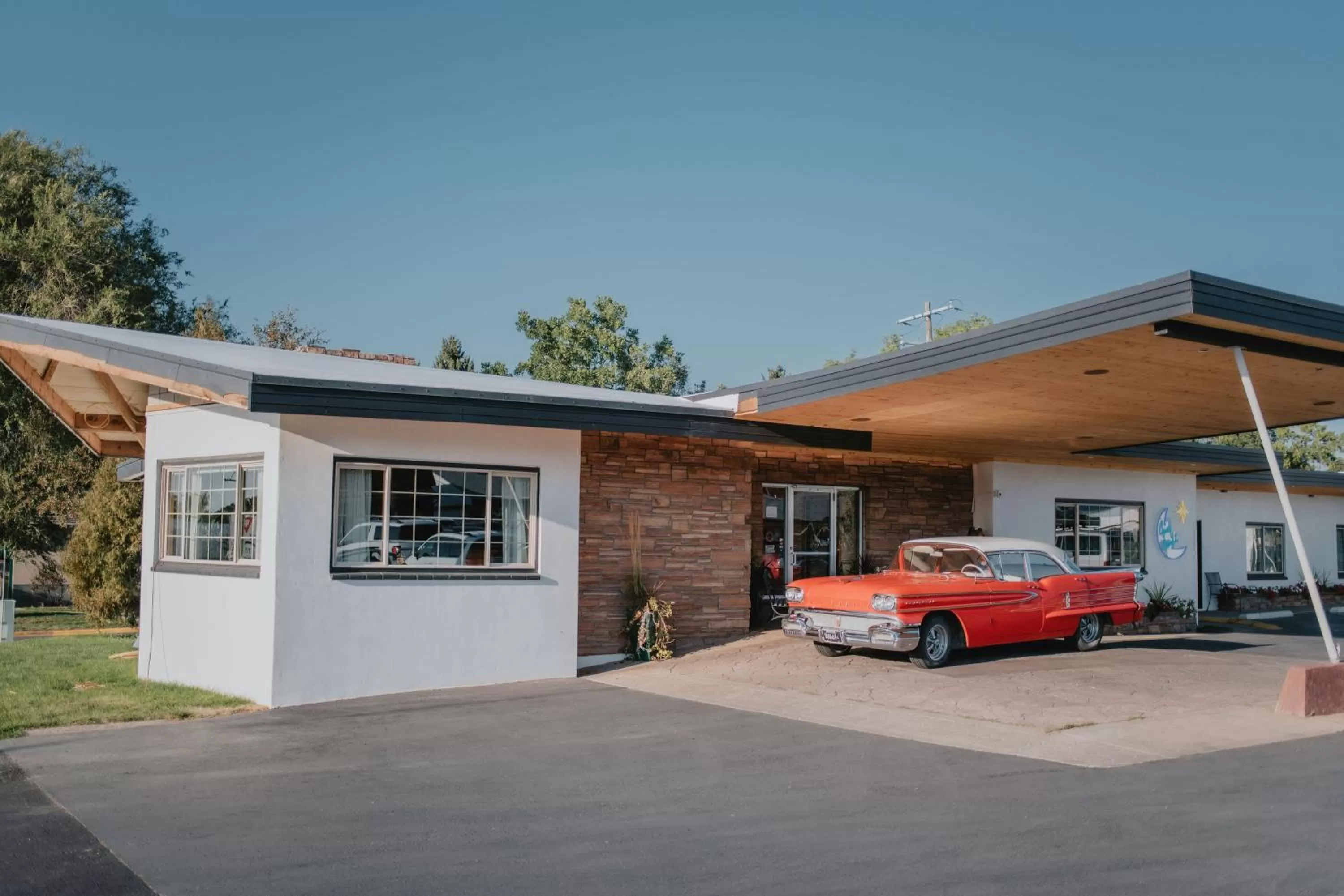 Property building in Sapphire Motel Midtown Bozeman