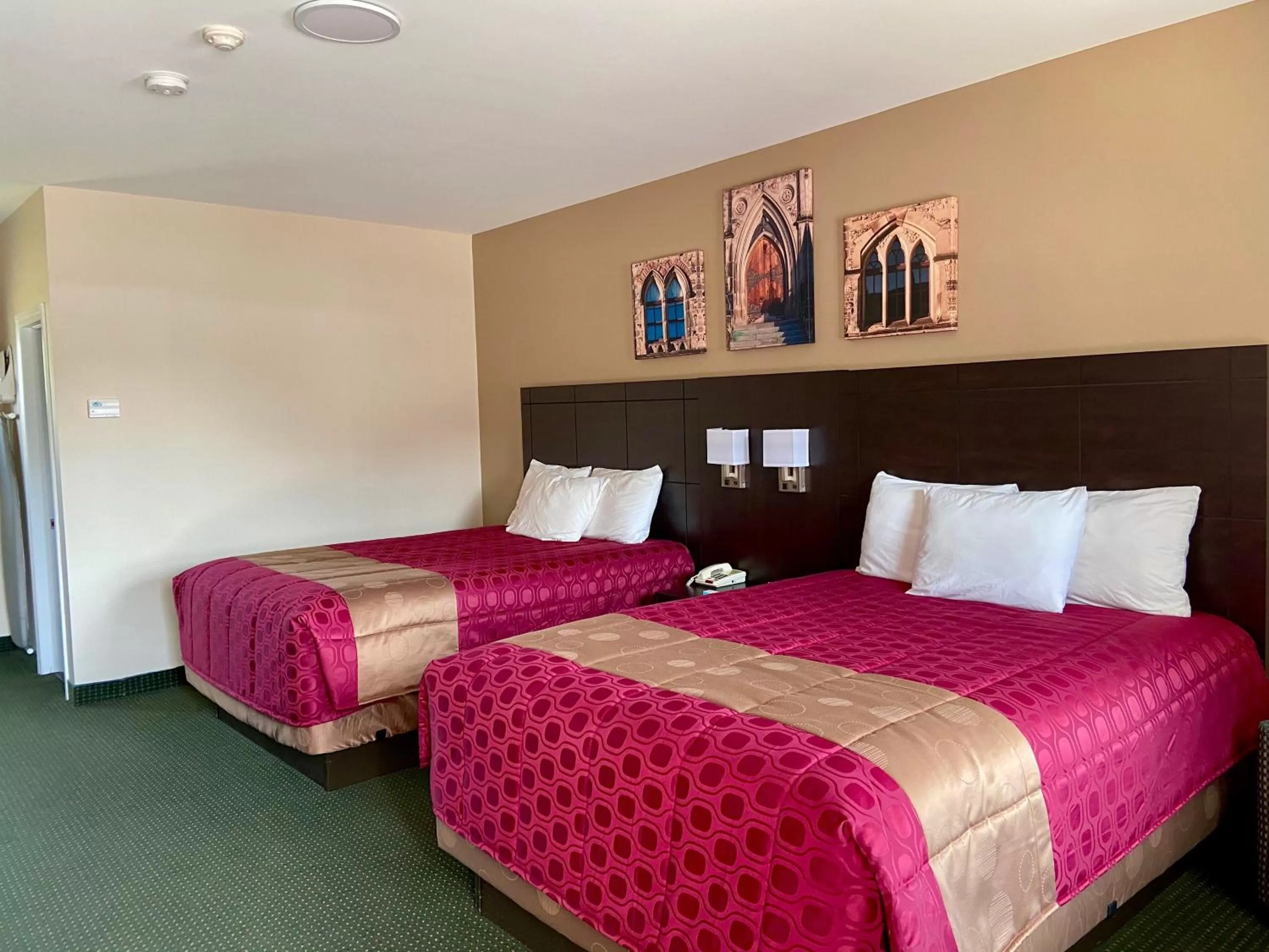 Bedroom, Bed in Colonial House Motor Inn