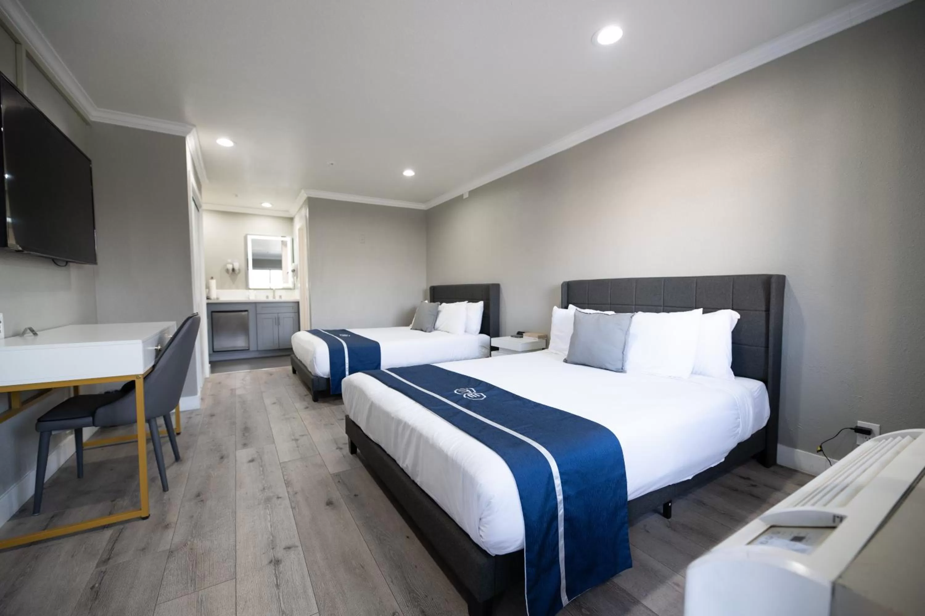 Bedroom, Bed in Omeo Suites