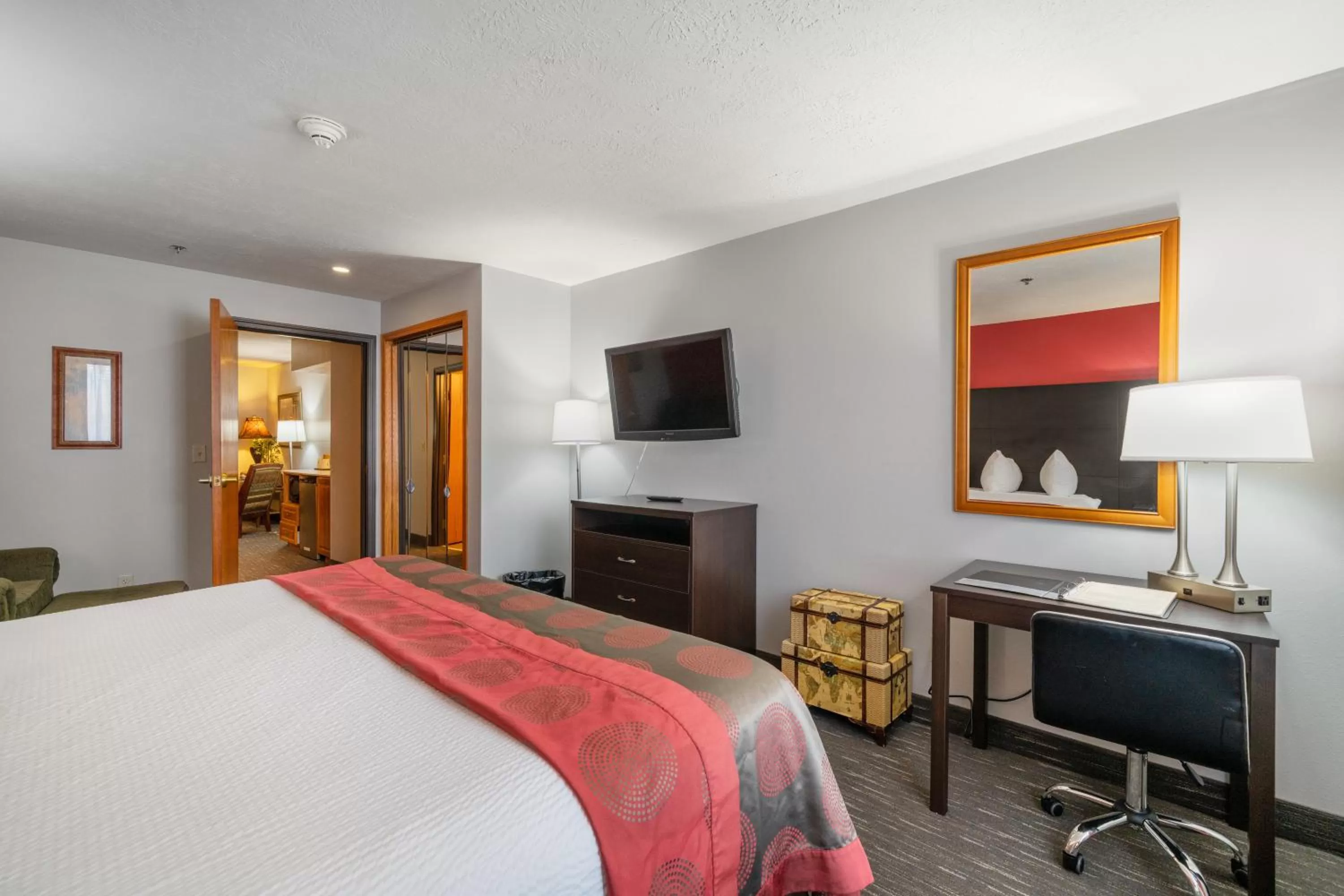 Bedroom, Bed in Ramada by Wyndham Sioux Falls Airport - Waterpark Resort & Event Center