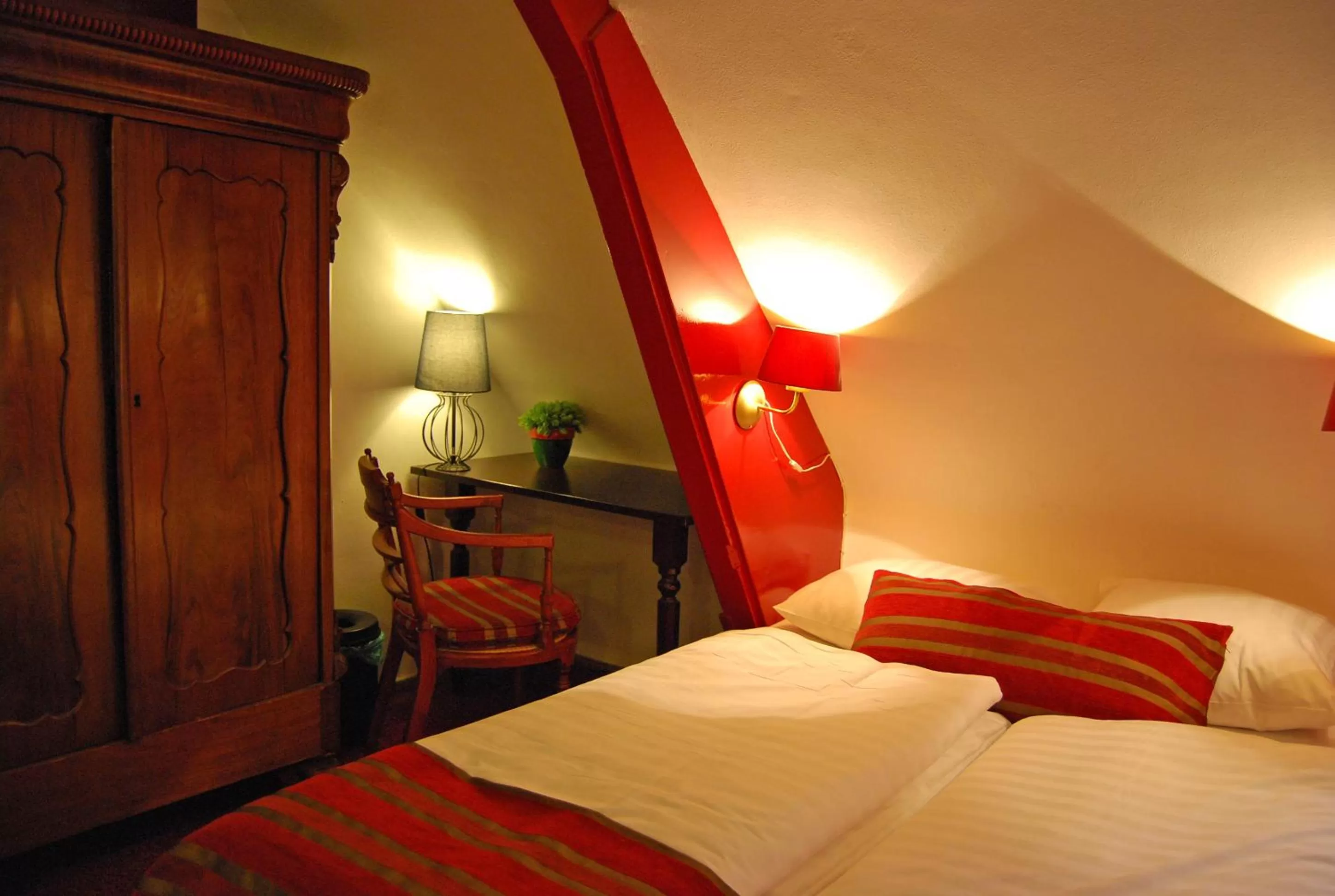 Photo of the whole room, Bed in Amsterdam House Hotel