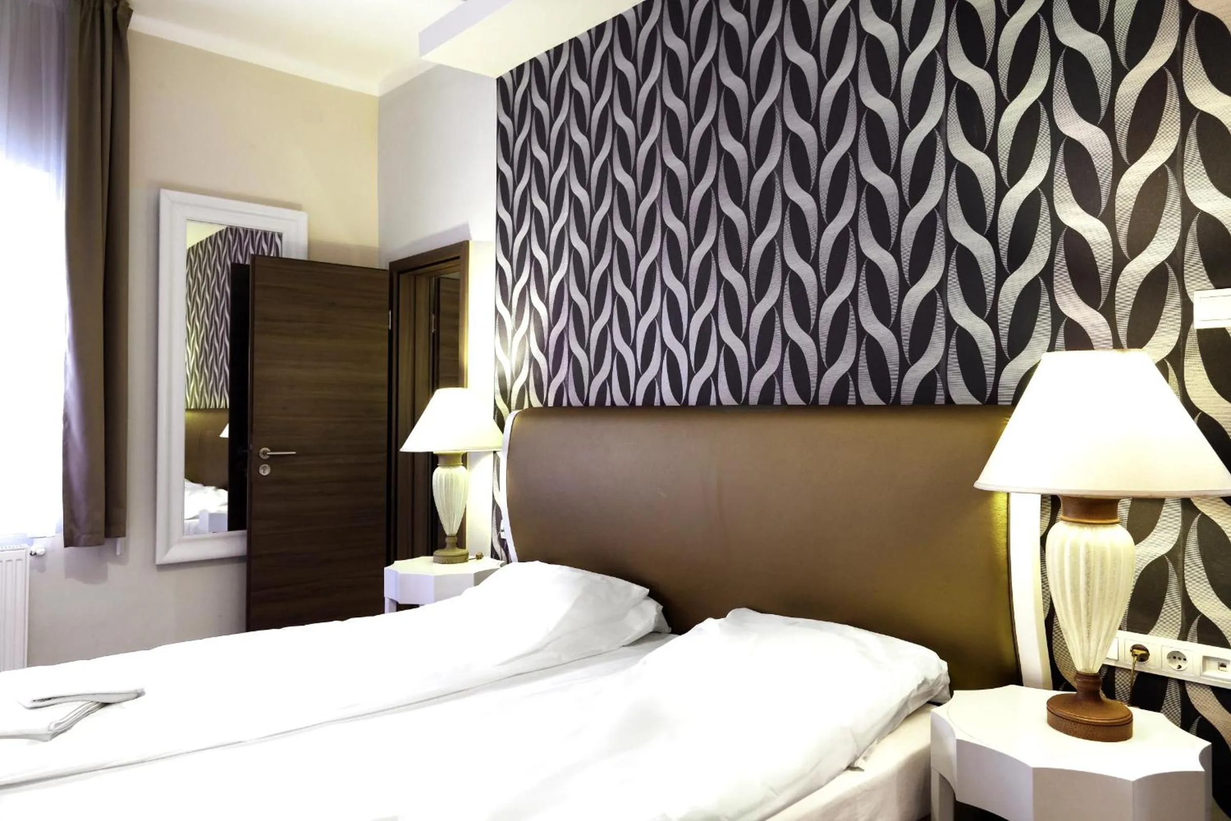 Photo of the whole room, Bed in House Octogon