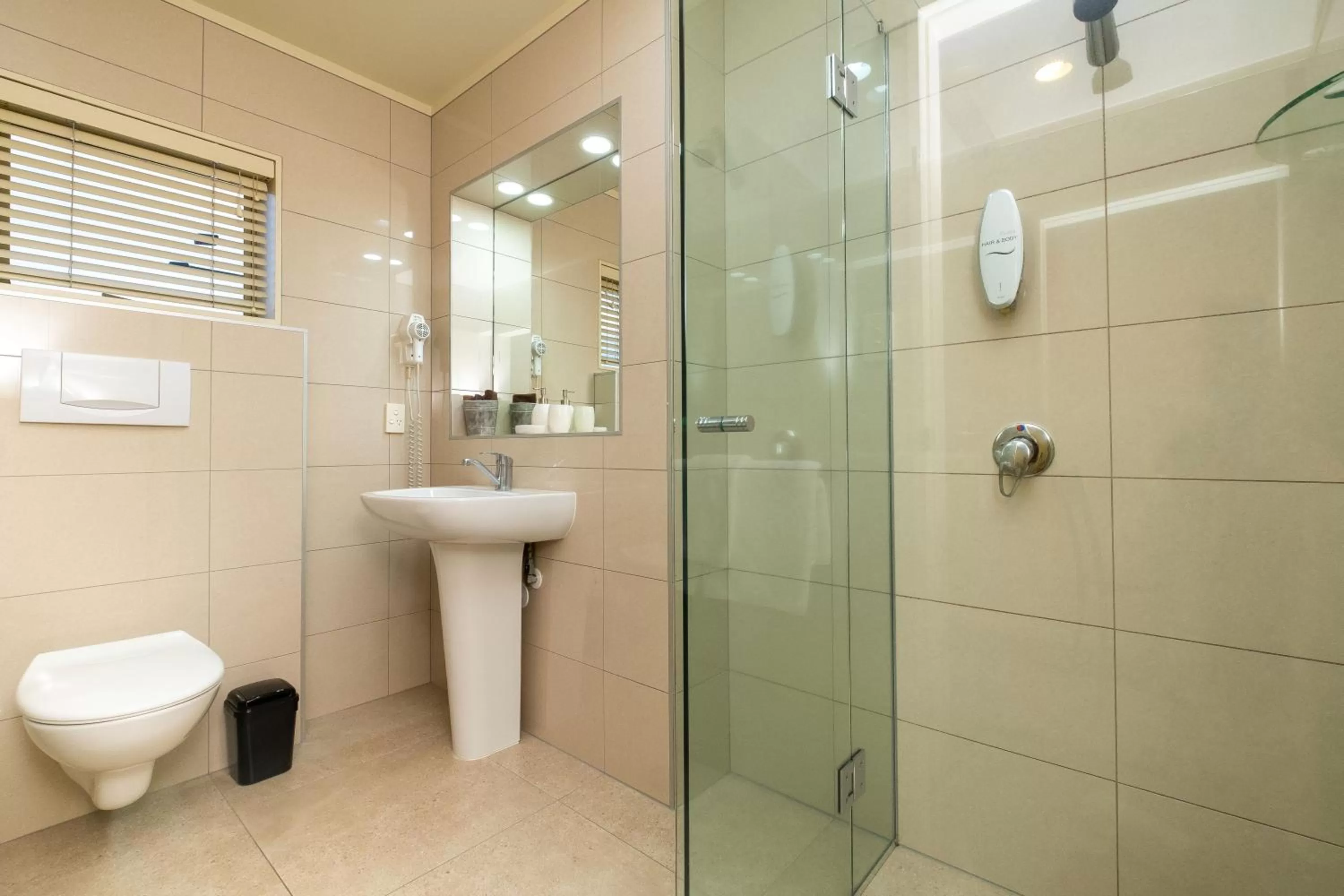 Shower in Motel de la Mer