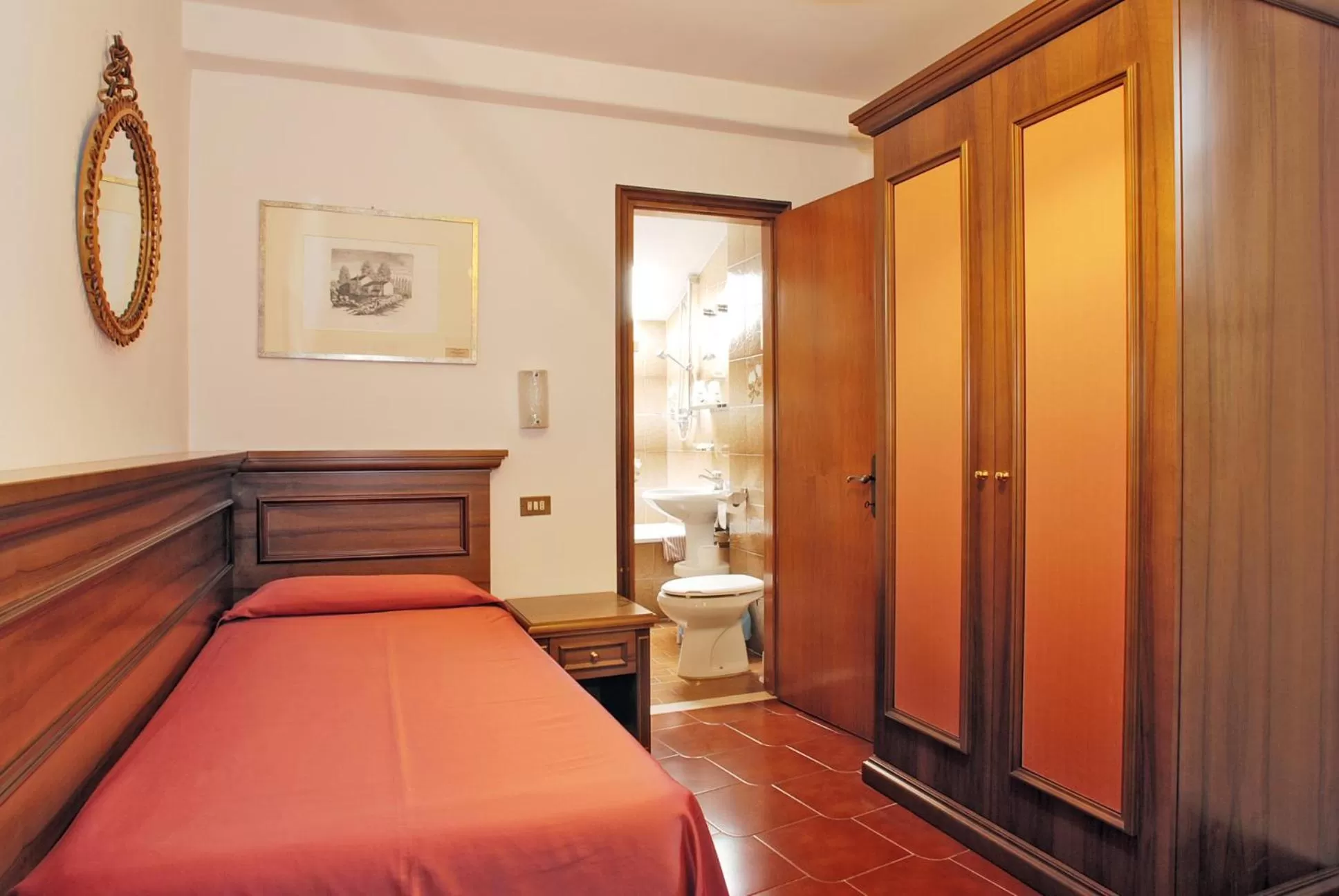 Photo of the whole room, Bed in Hotel Fontana