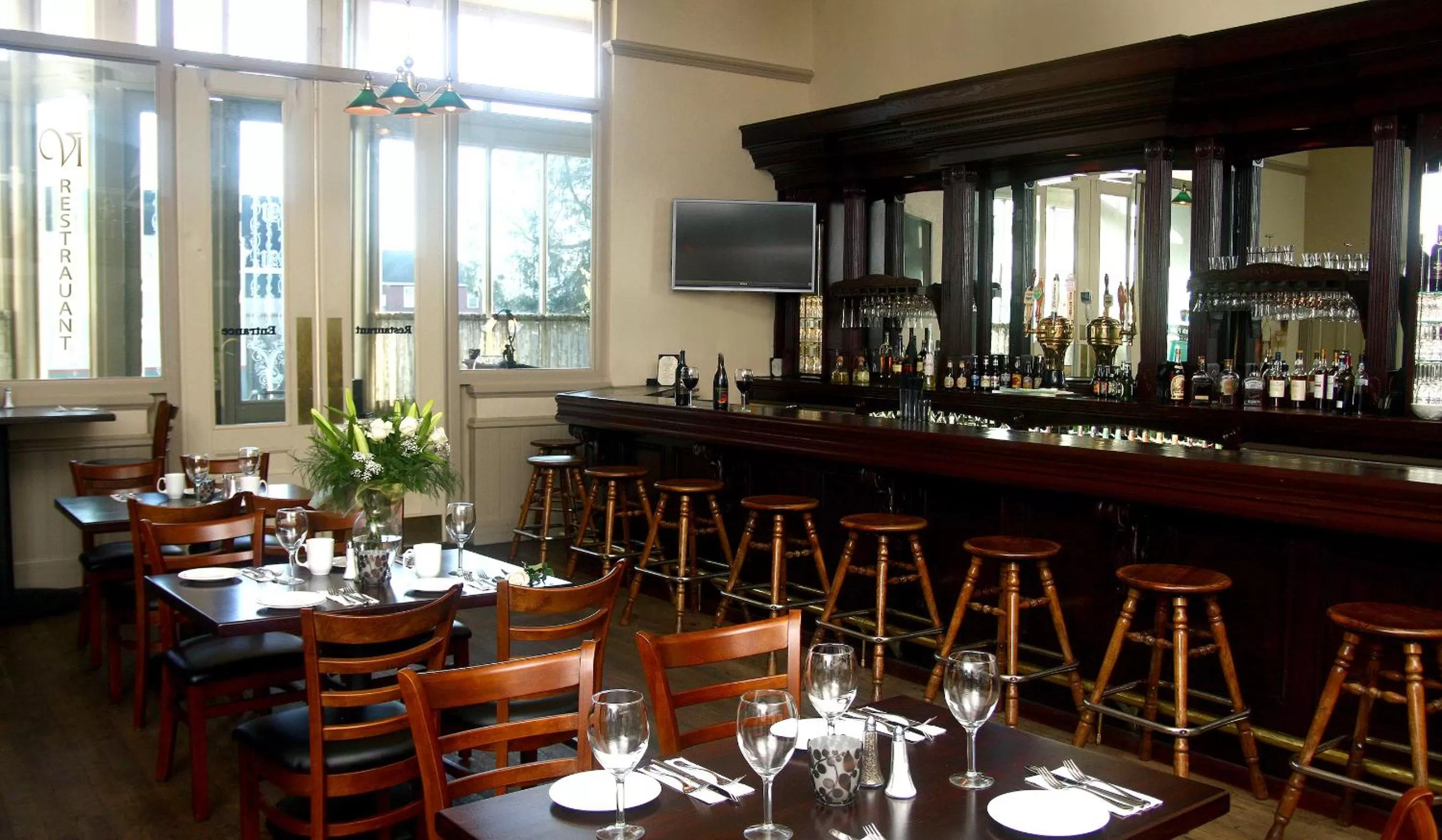 Restaurant/places to eat in Victorian Inn