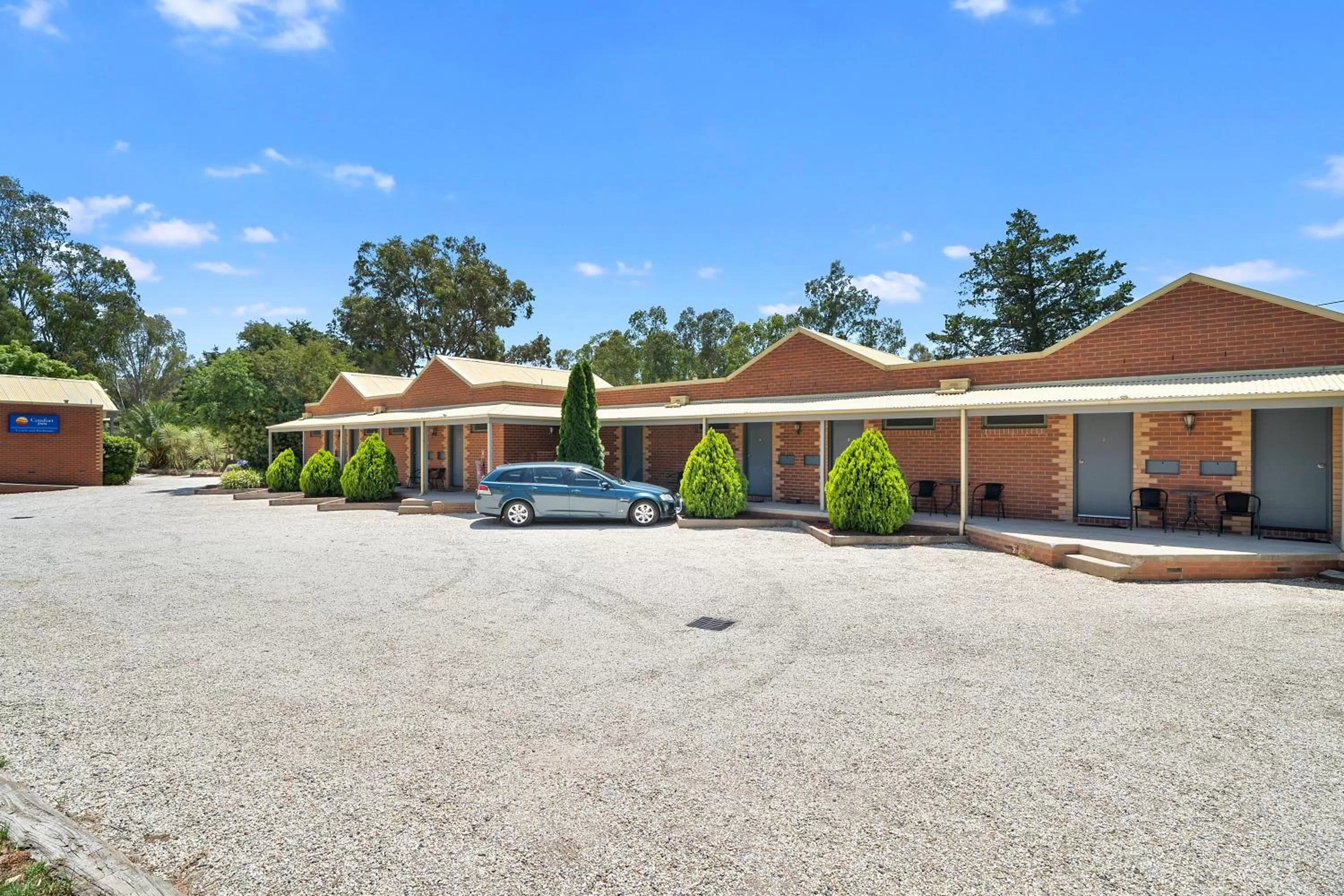 Property building in Comfort Inn Coach & Bushmans