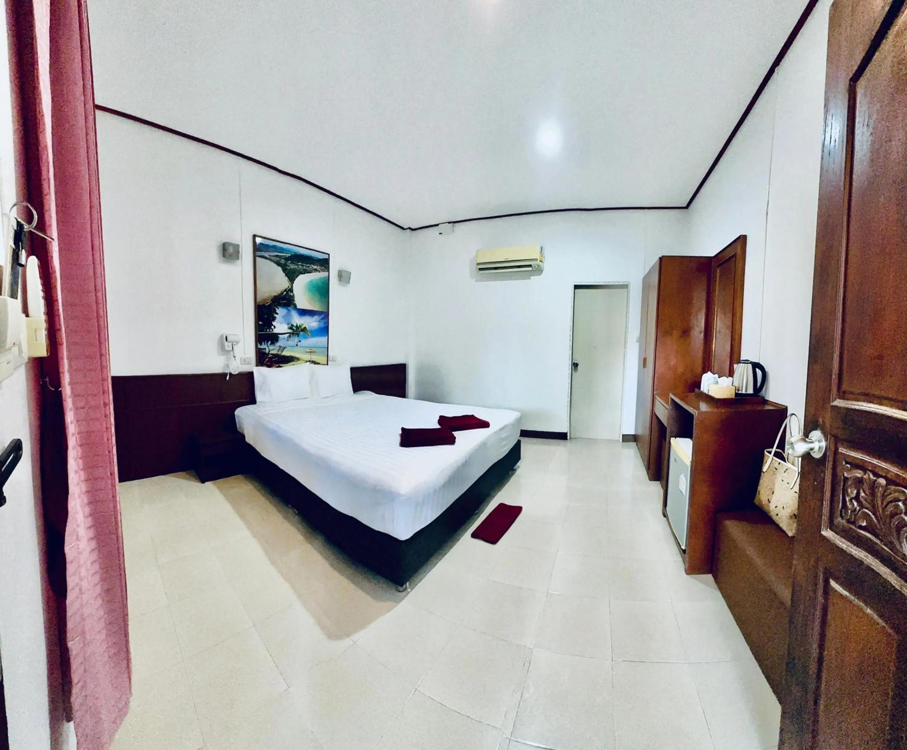 Photo of the whole room, Bed in Lanta L.D. Beach Bungalow