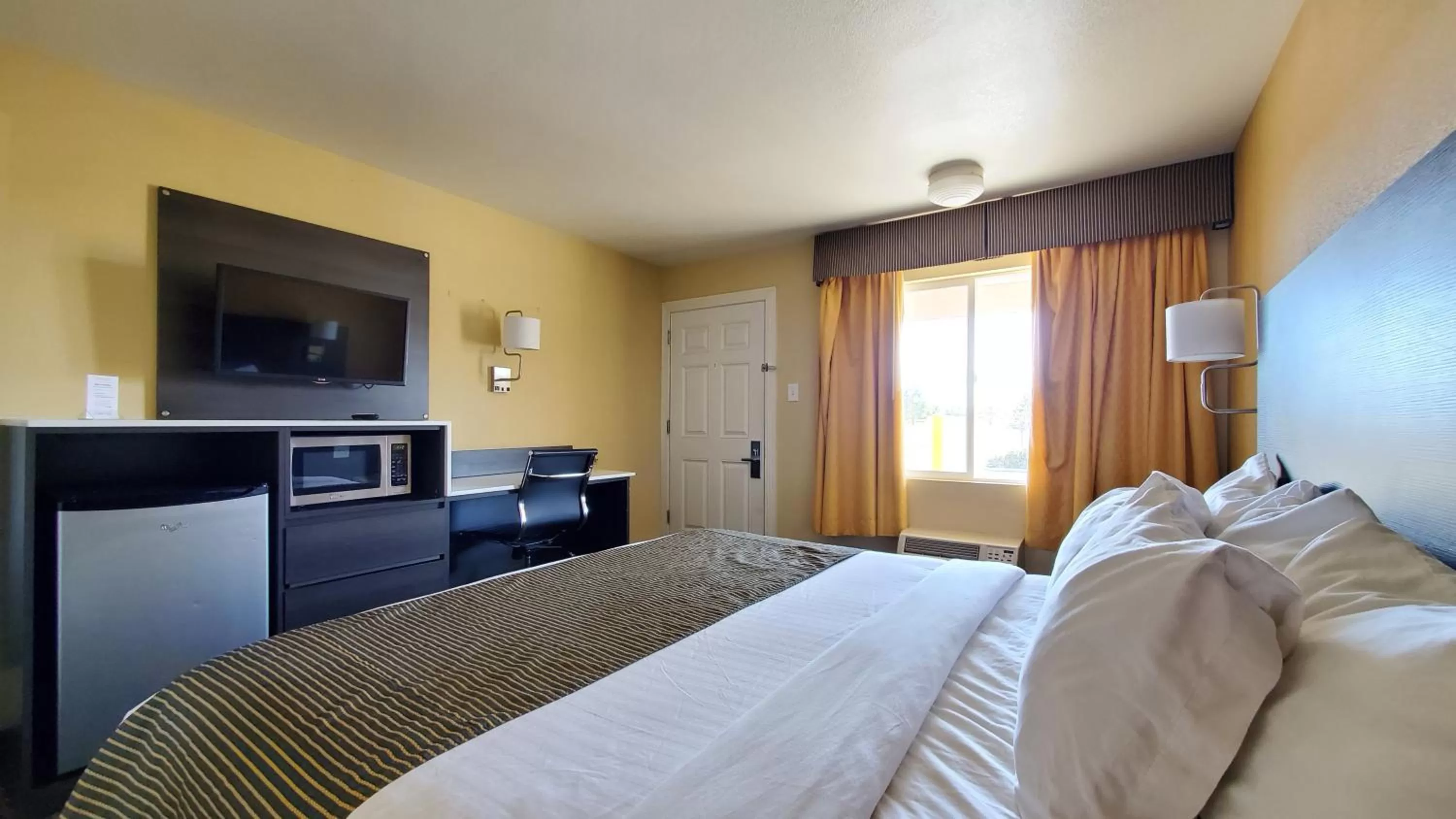 TV and multimedia, Bed in Ramada by Wyndham Flagstaff East