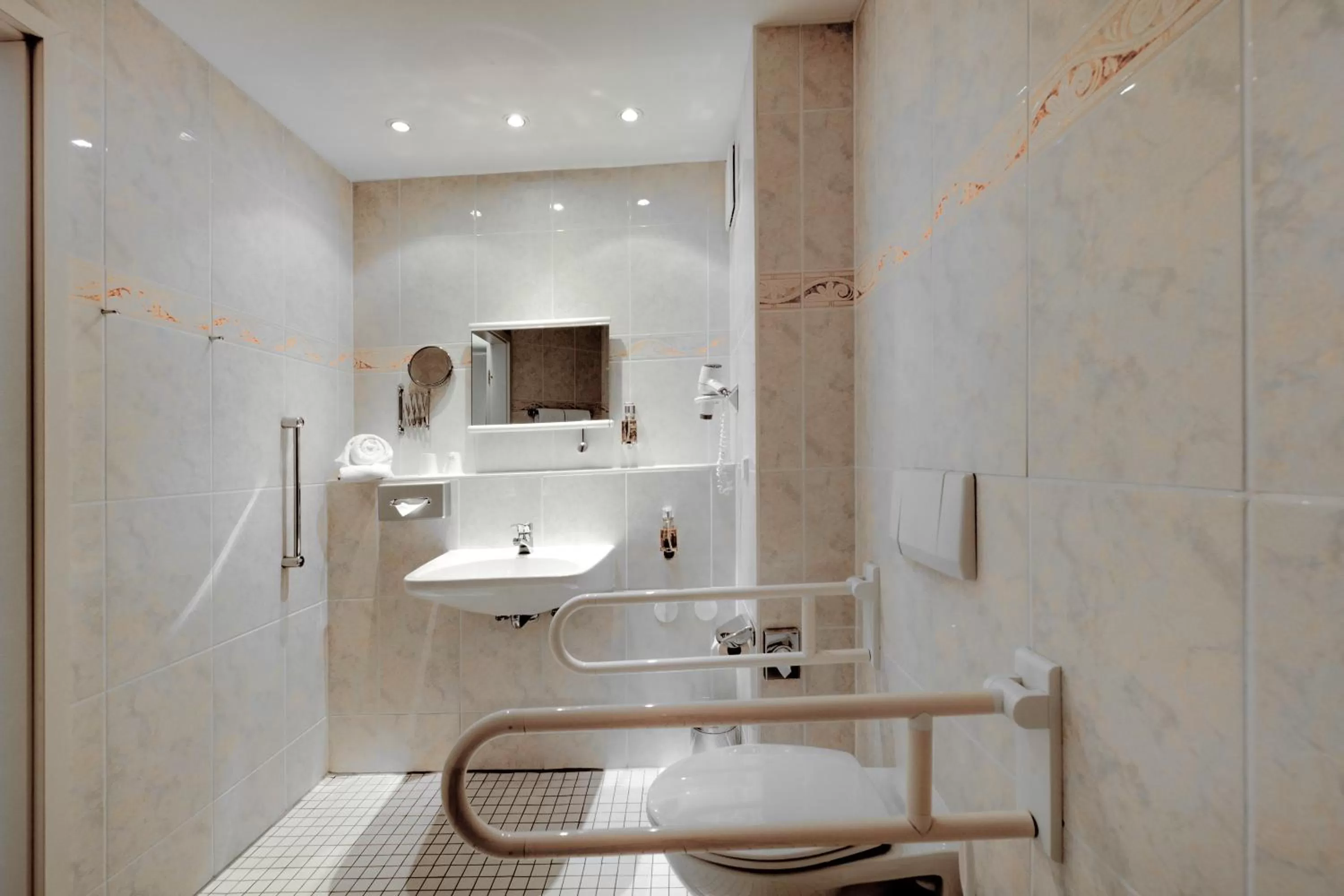 Toilet in Hotel am Schloß Köpenick by Golden Tulip