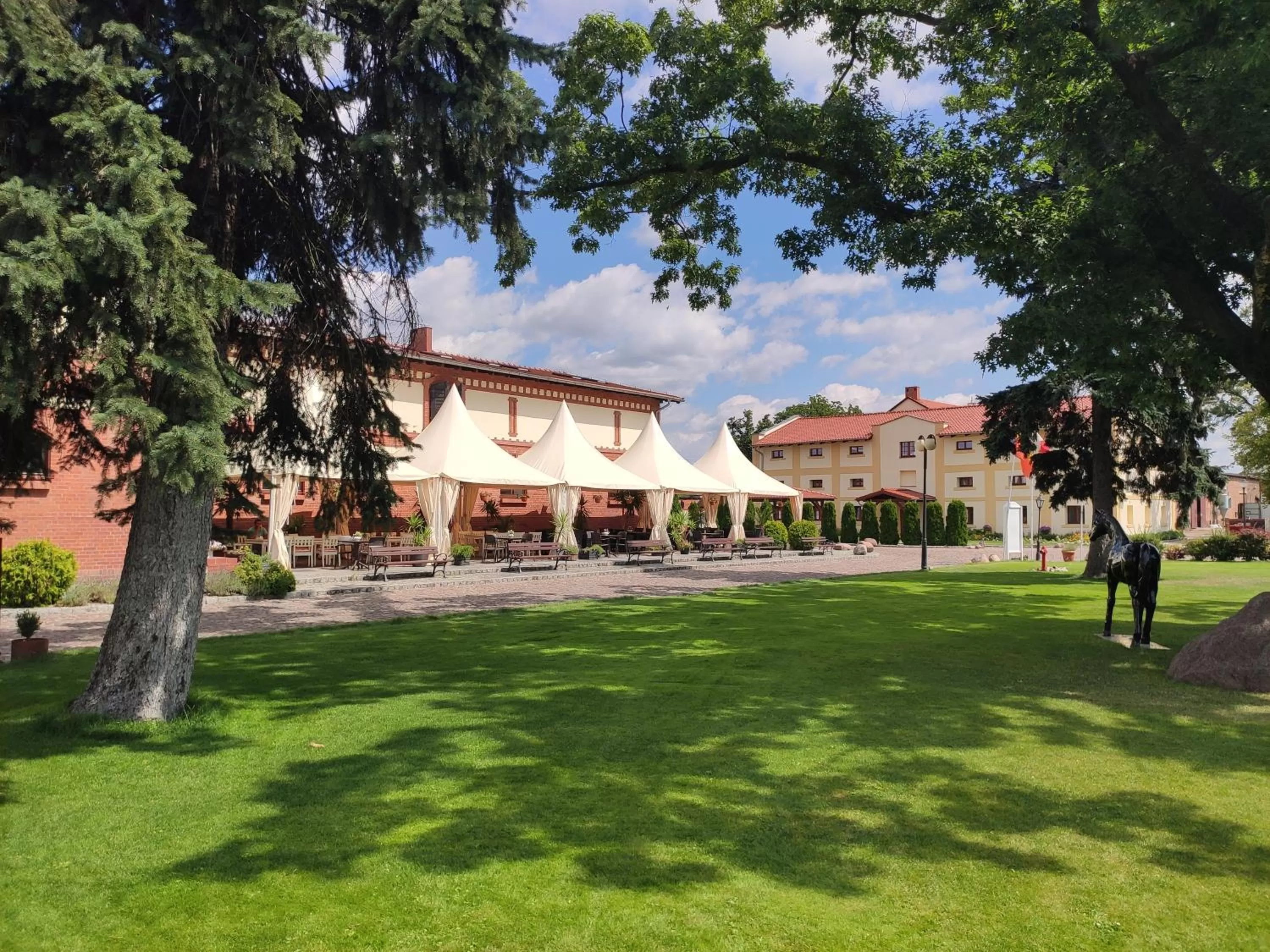 Property building in Hotel Sandro Silver & Spichlerz Antoniny