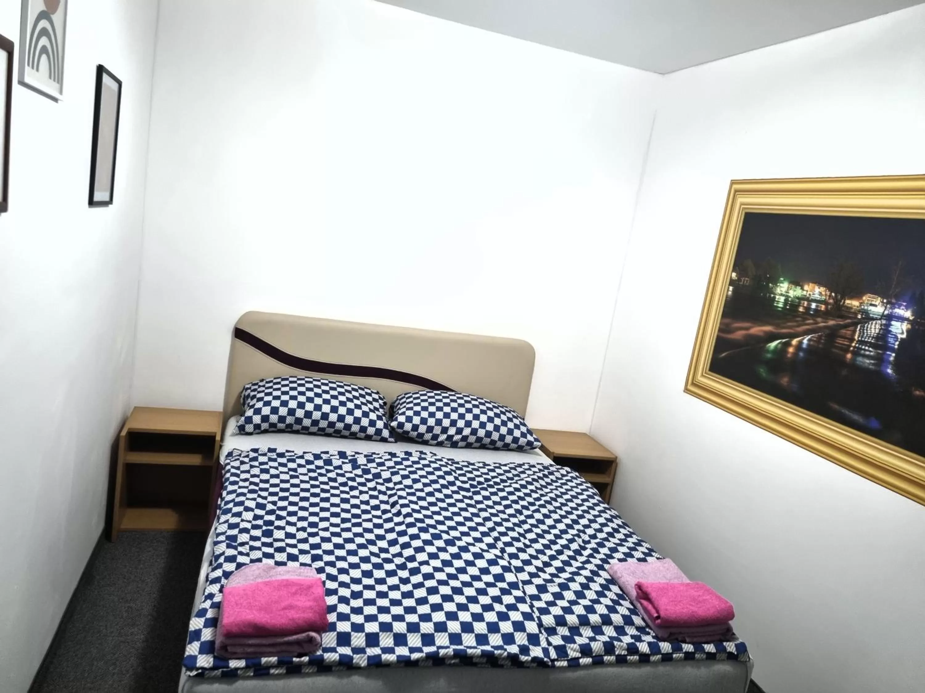 Bedroom, Bed in Motel Medium