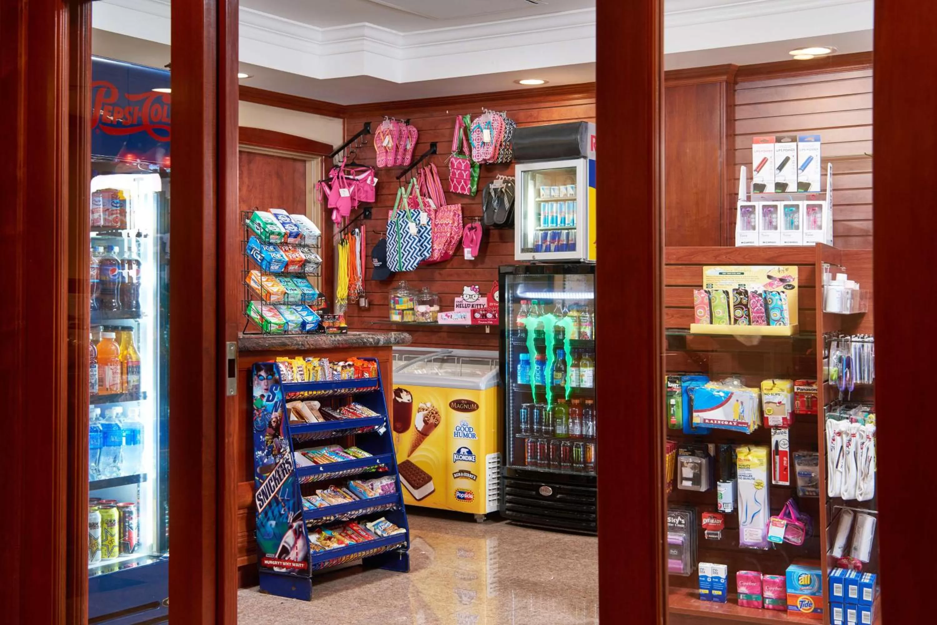 On-site shops in DoubleTree by Hilton Fresno Convention Center