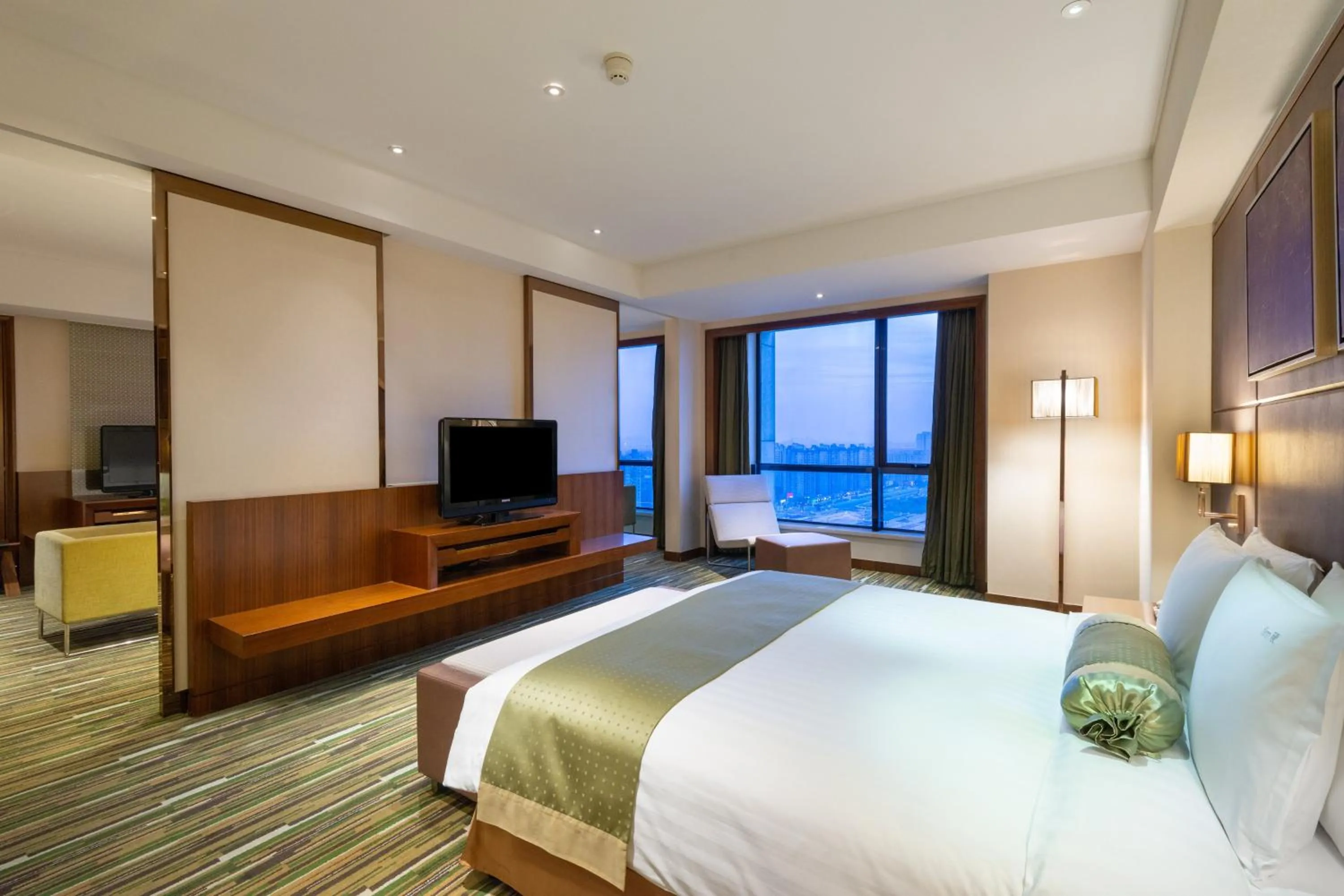 Photo of the whole room, Bed in Crowne Plaza Shanghai Jinxiu by IHG