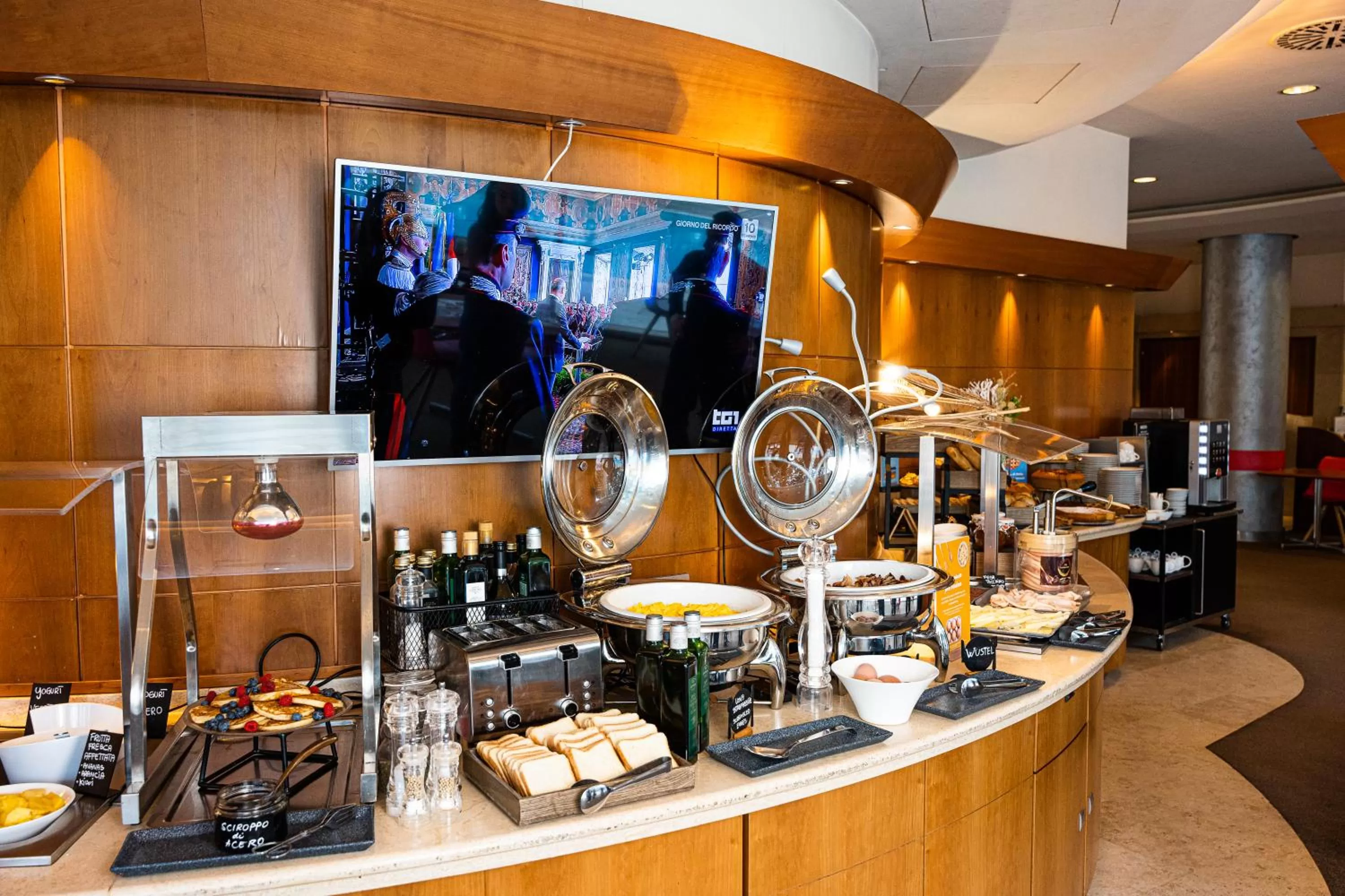 Buffet breakfast in Novotel Roma Est