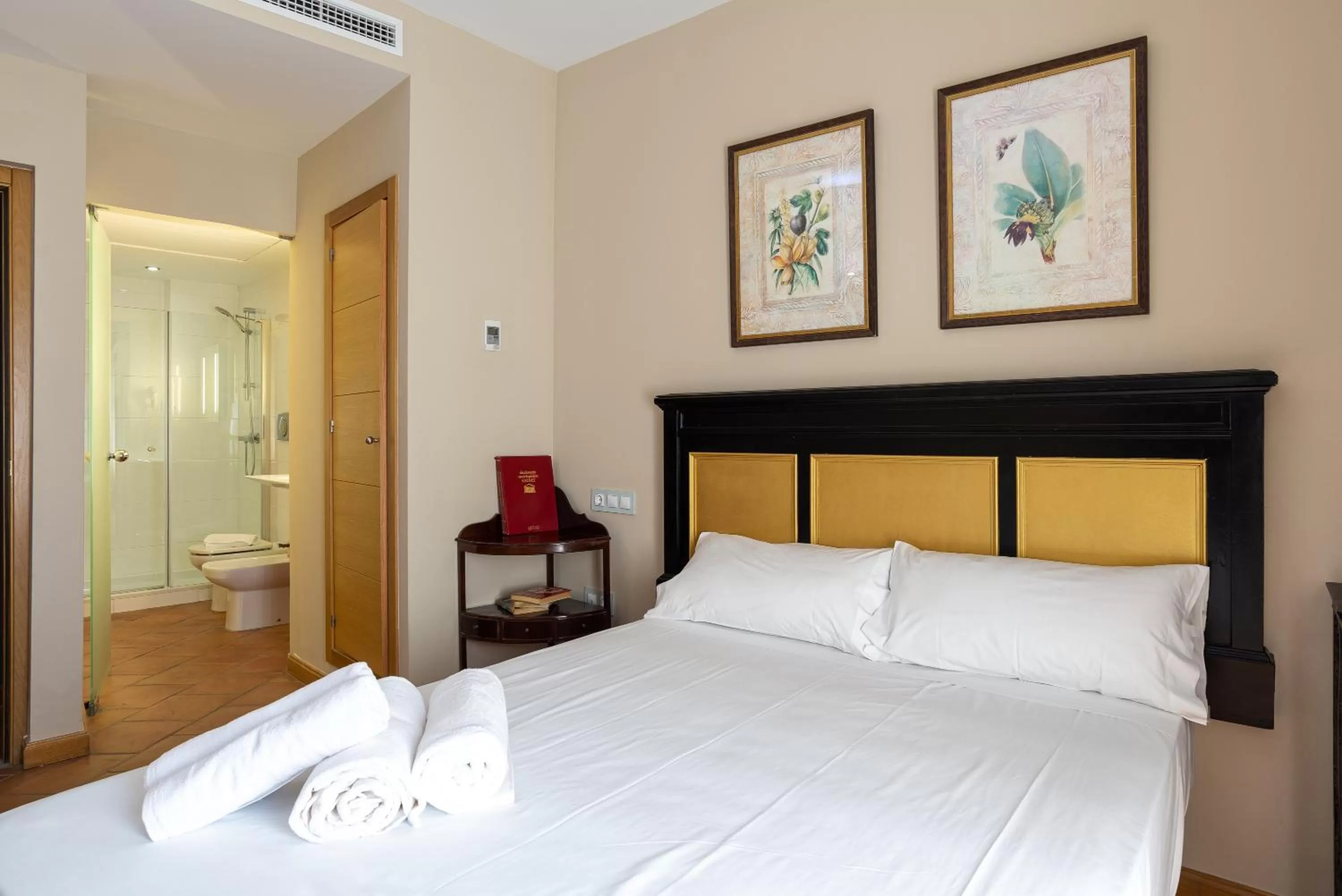 Bathroom, Bed in Hotel Albaicín