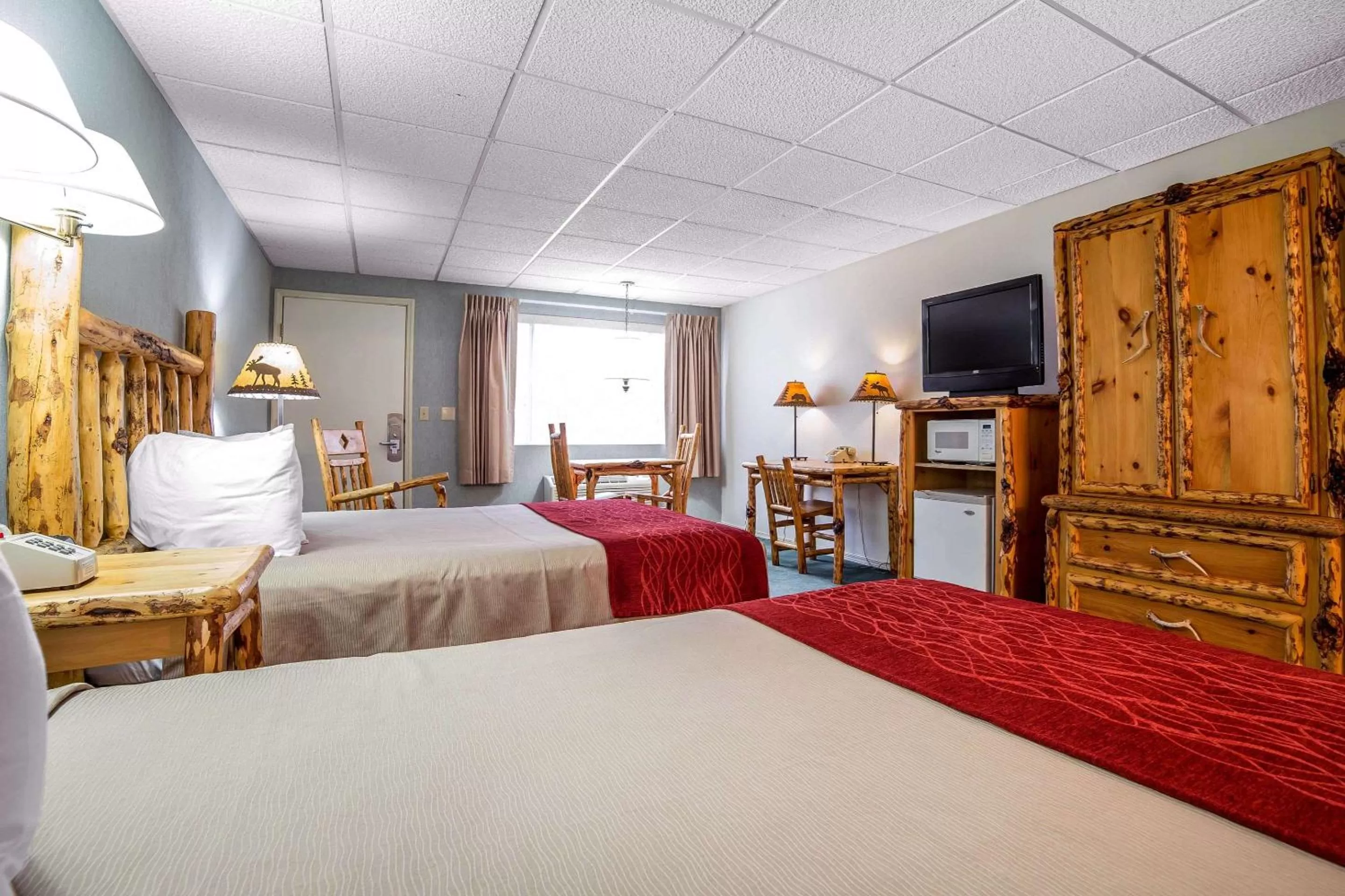 Photo of the whole room, Bed in Rodeway Inn Pronghorn Lodge