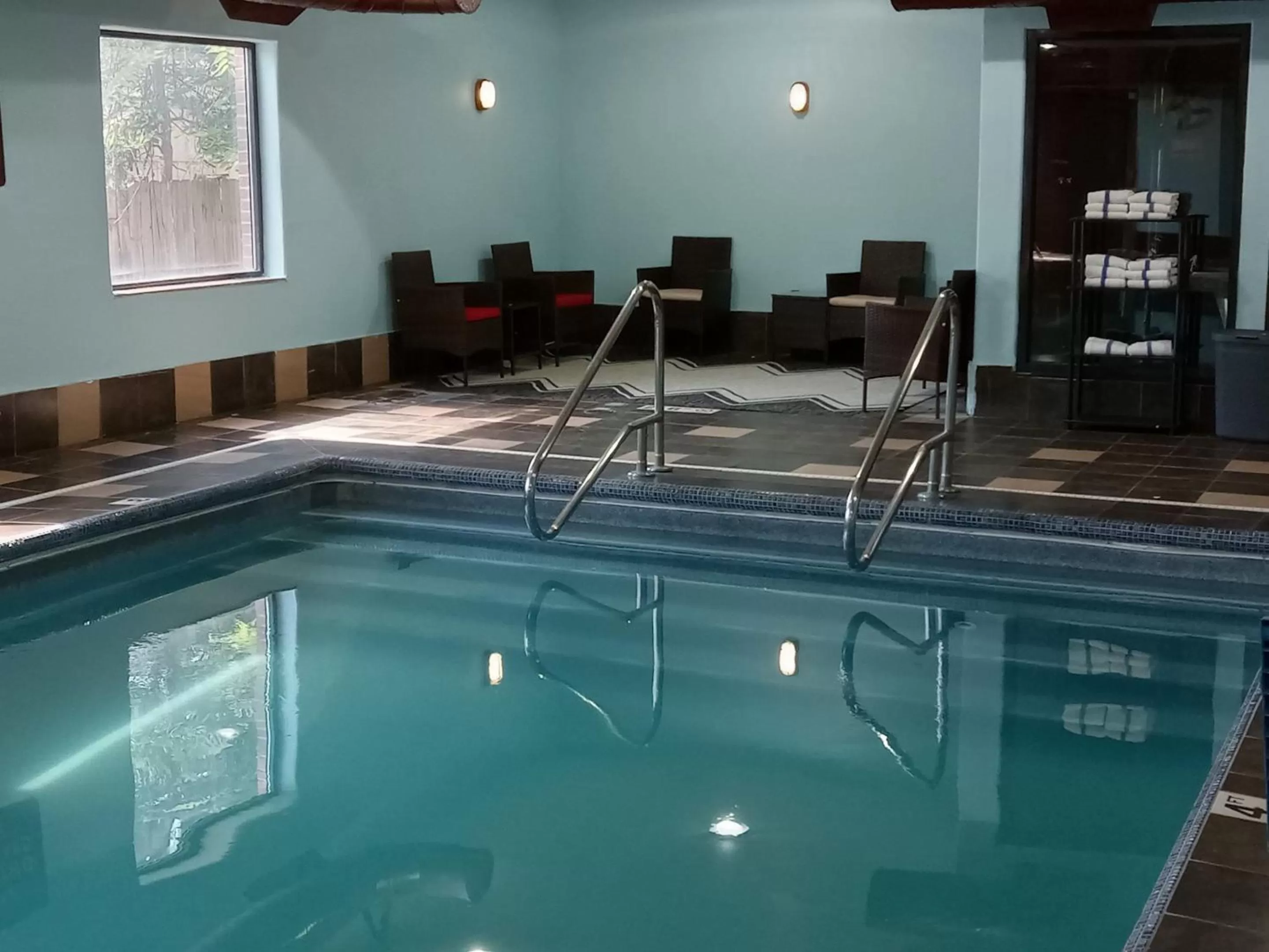 Swimming pool in Red Roof Inn & Suites Detroit - Melvindale/Dearborn