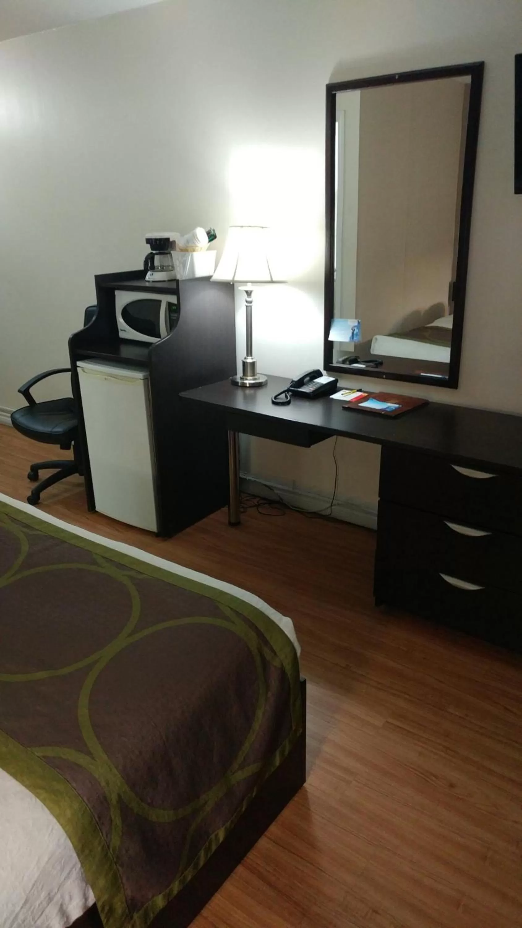 King Room - Non-Smoking in Super 8 by Wyndham Cambridge/Kitchener/Waterloo Area