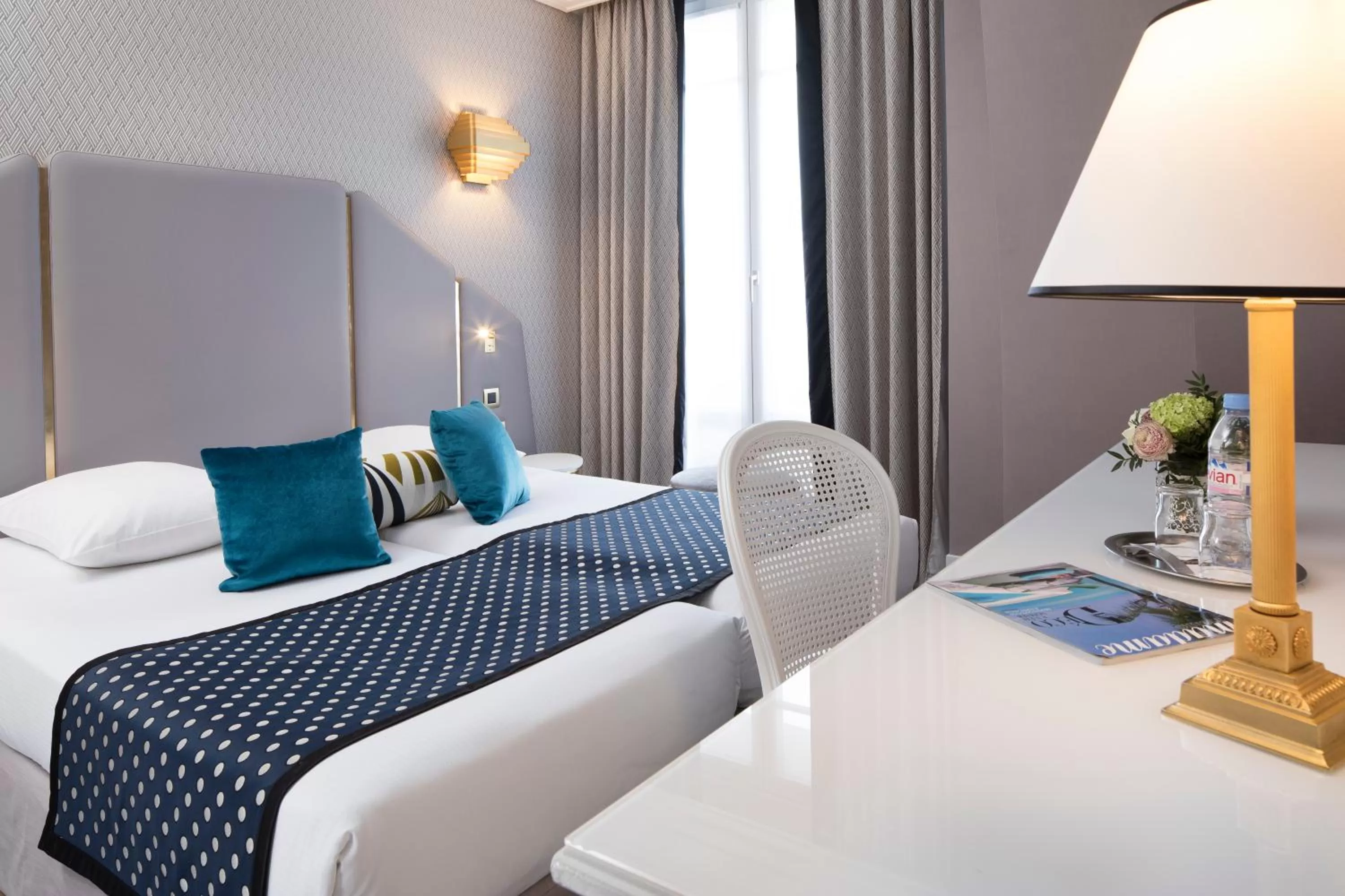 Bed in Hôtel Victor Hugo Paris Kléber