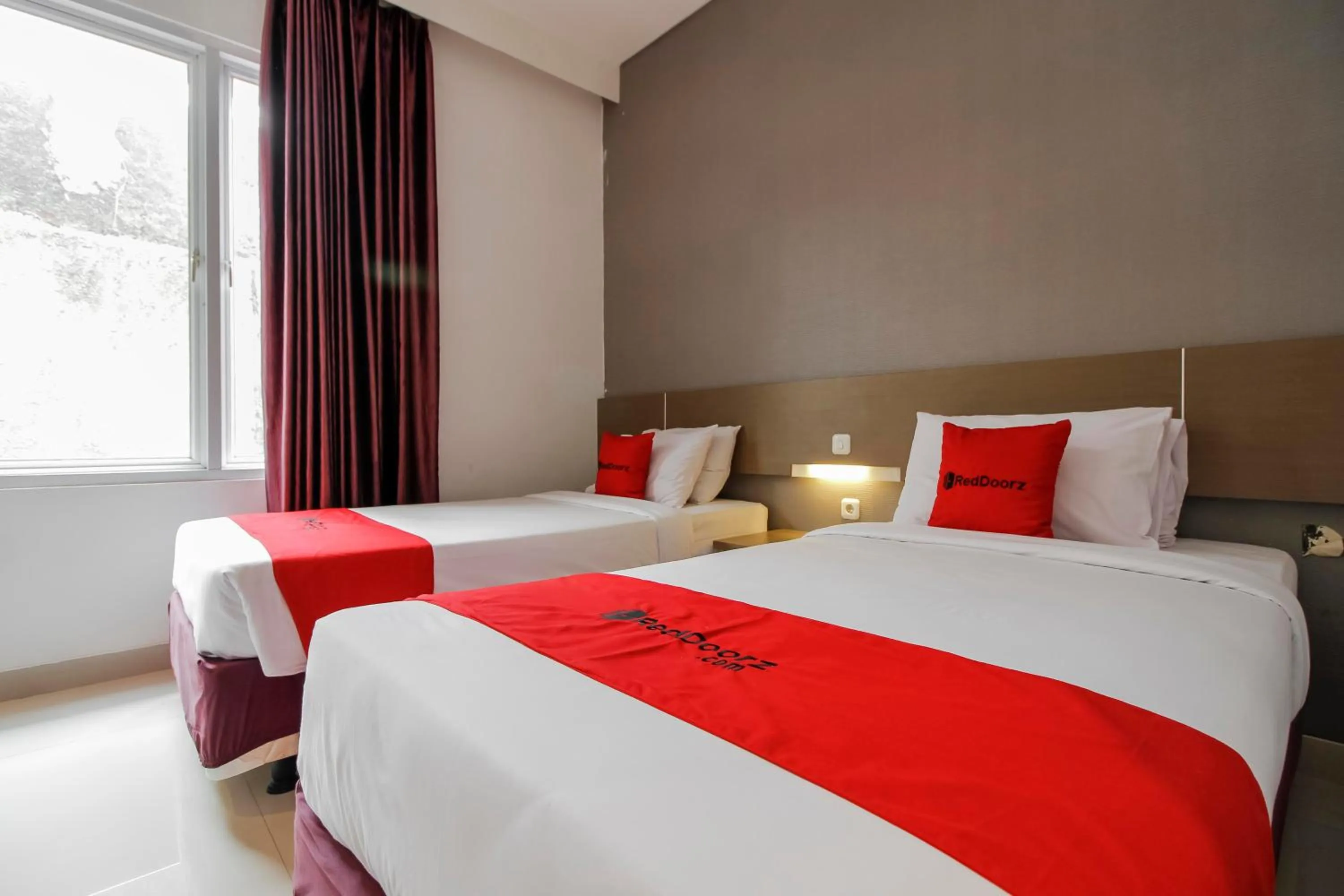 Bedroom, Bed in RedDoorz near Goa Sunyaragi