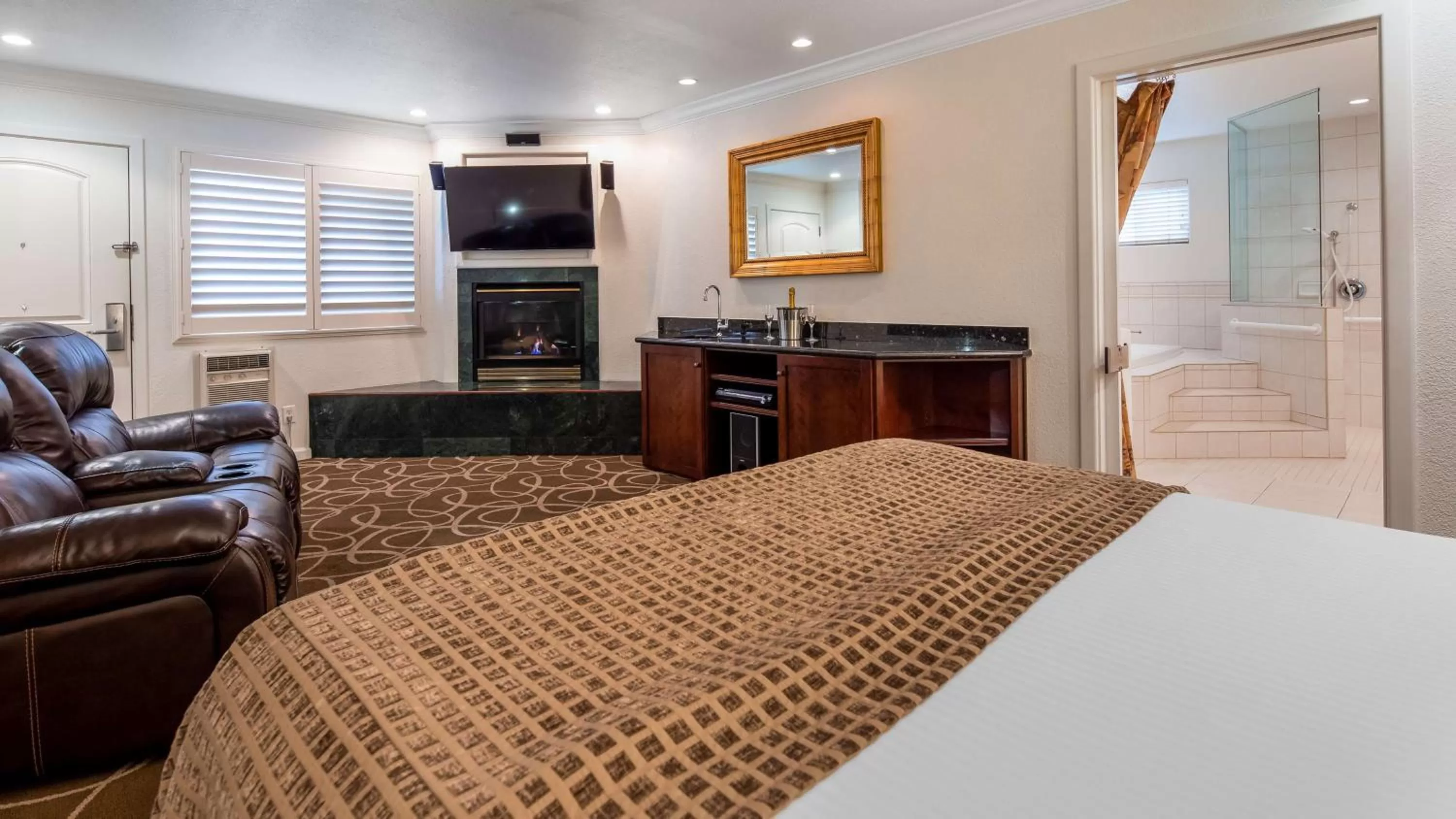 Photo of the whole room, Bed in Best Western Plus Humboldt Bay Inn