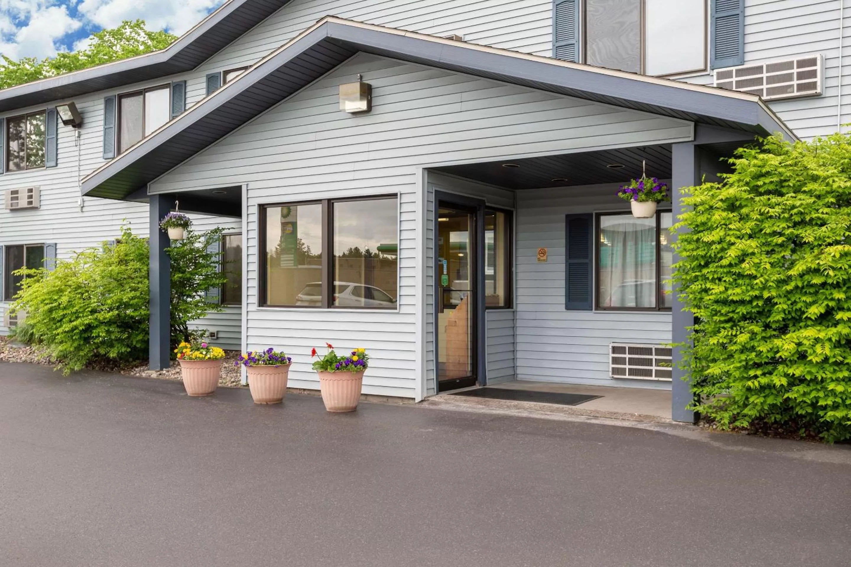 Property building in Rodeway Inn