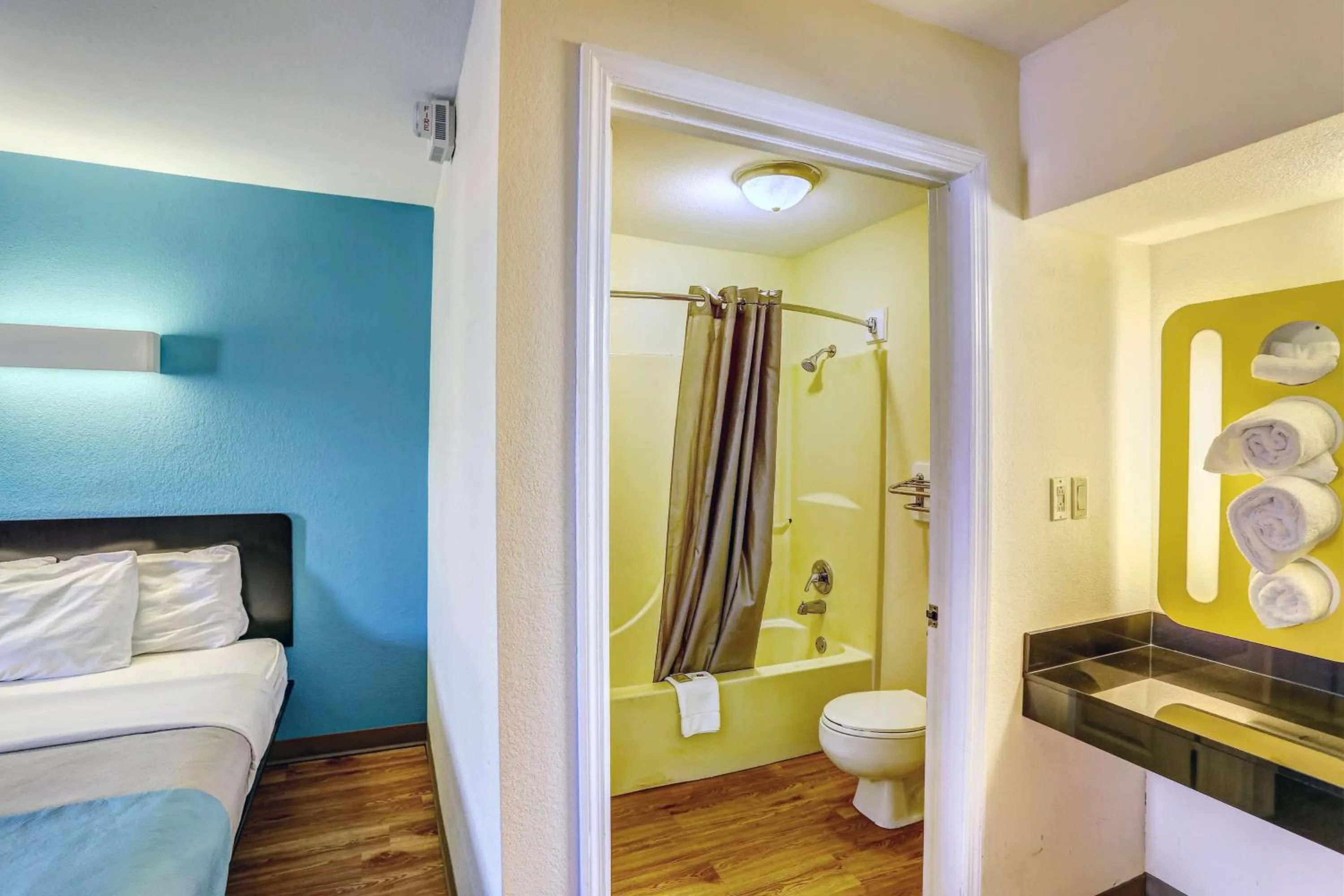 Bathroom, Bed in Motel 6-Dickson, TN