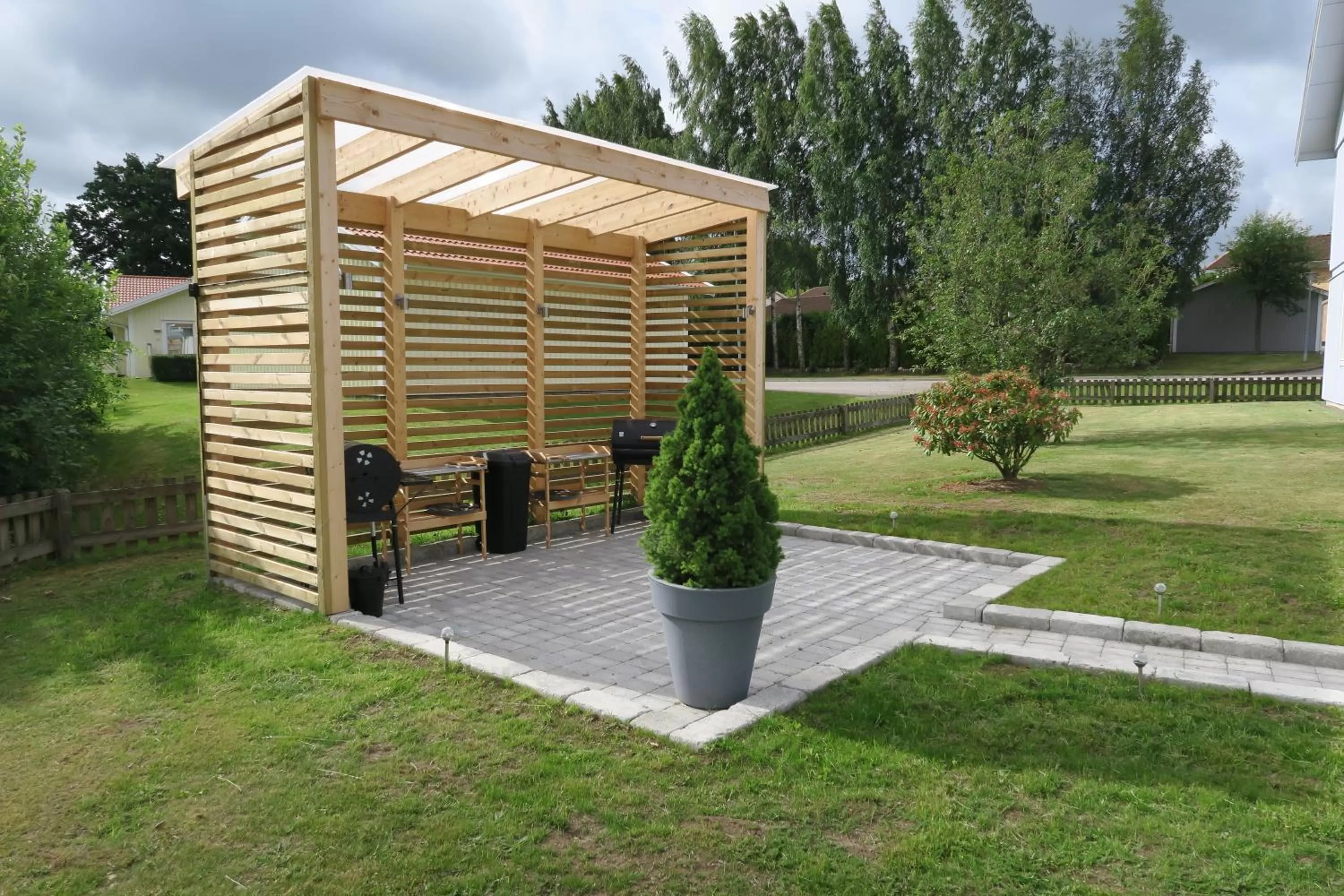 BBQ facilities in Easy Livin' Apartment Hotel