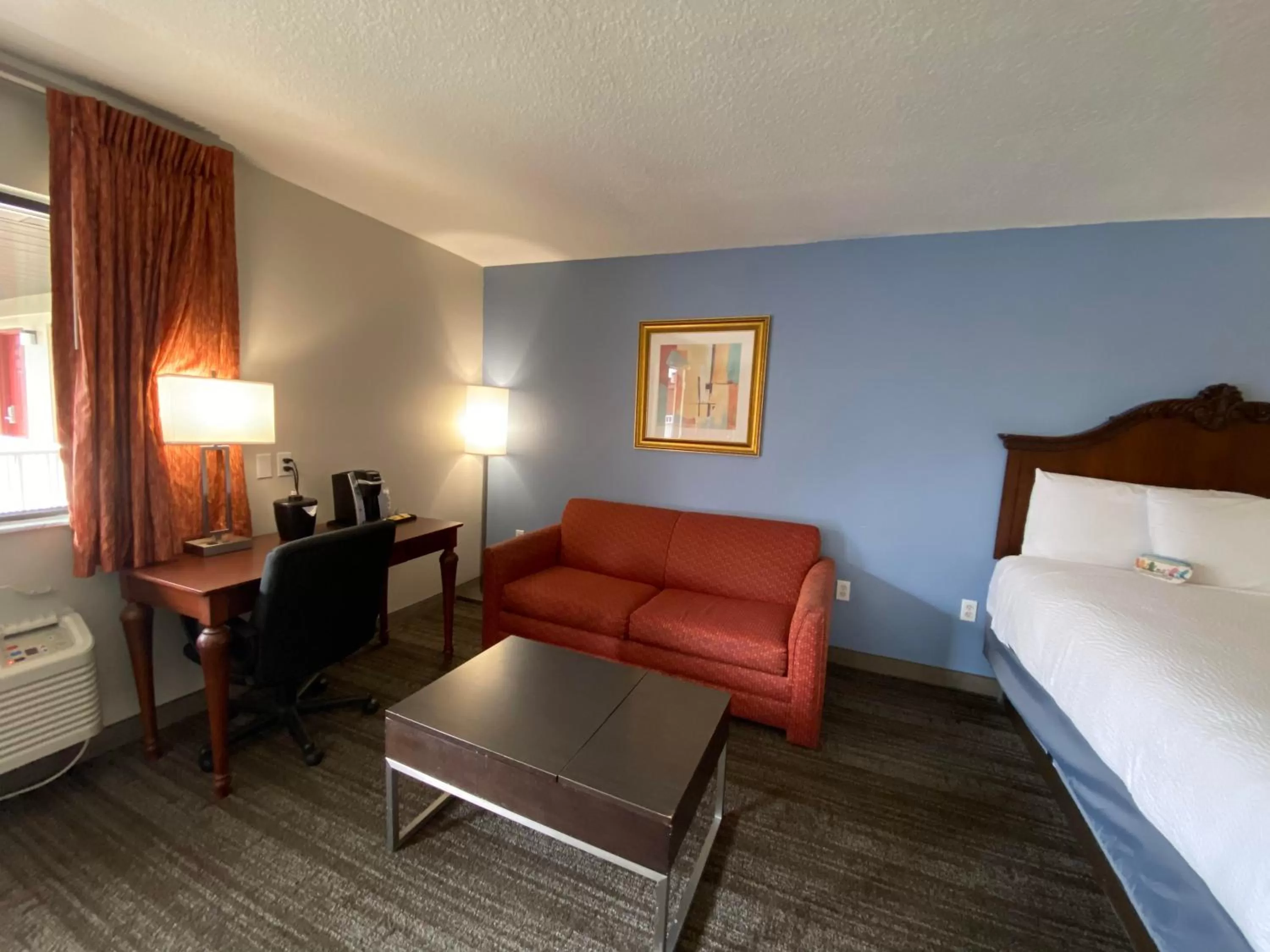 Seating area, Bed in Hotel South Tampa & Suites