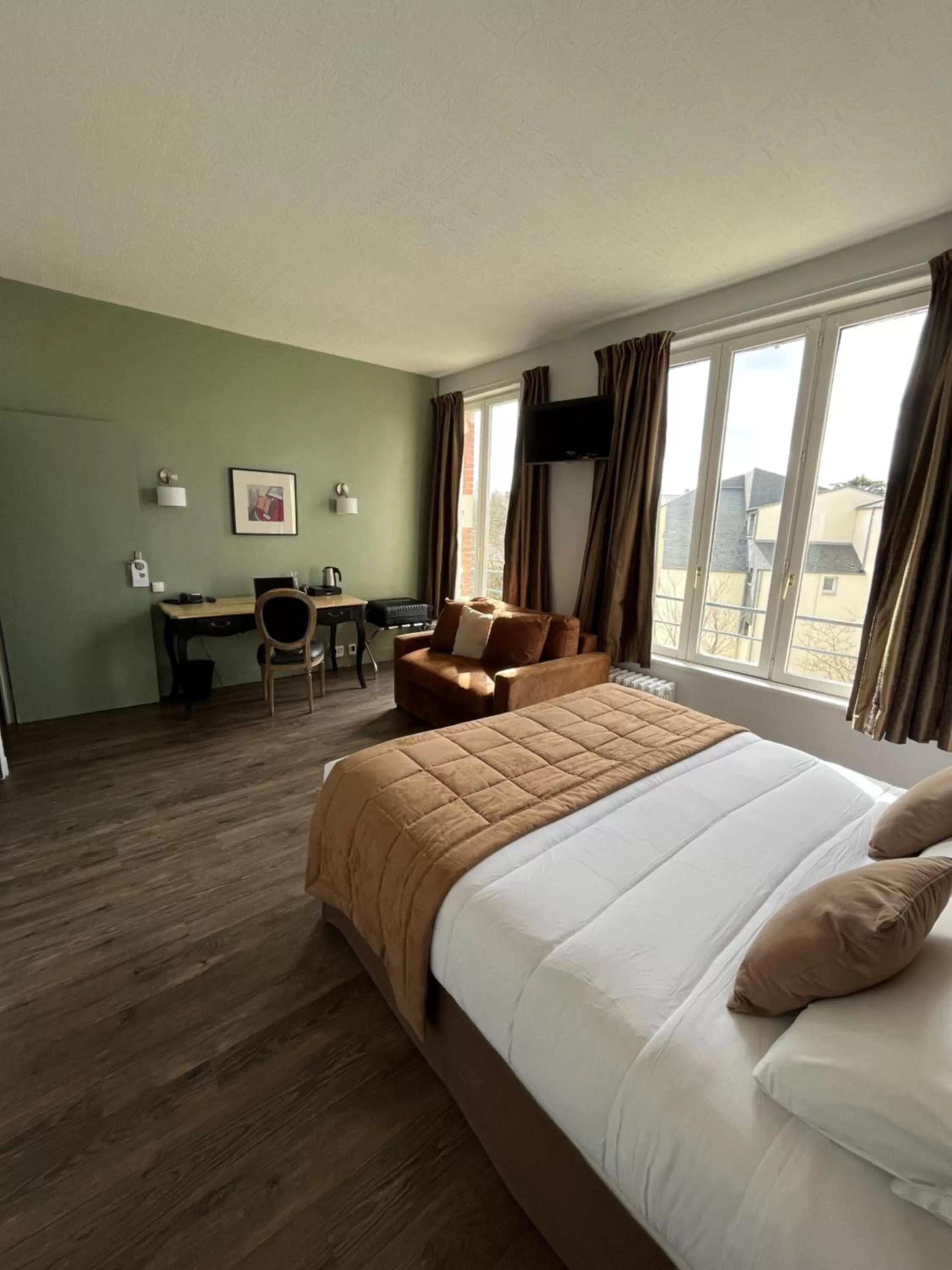 Seating area, Bed in Hotel Des Cedres