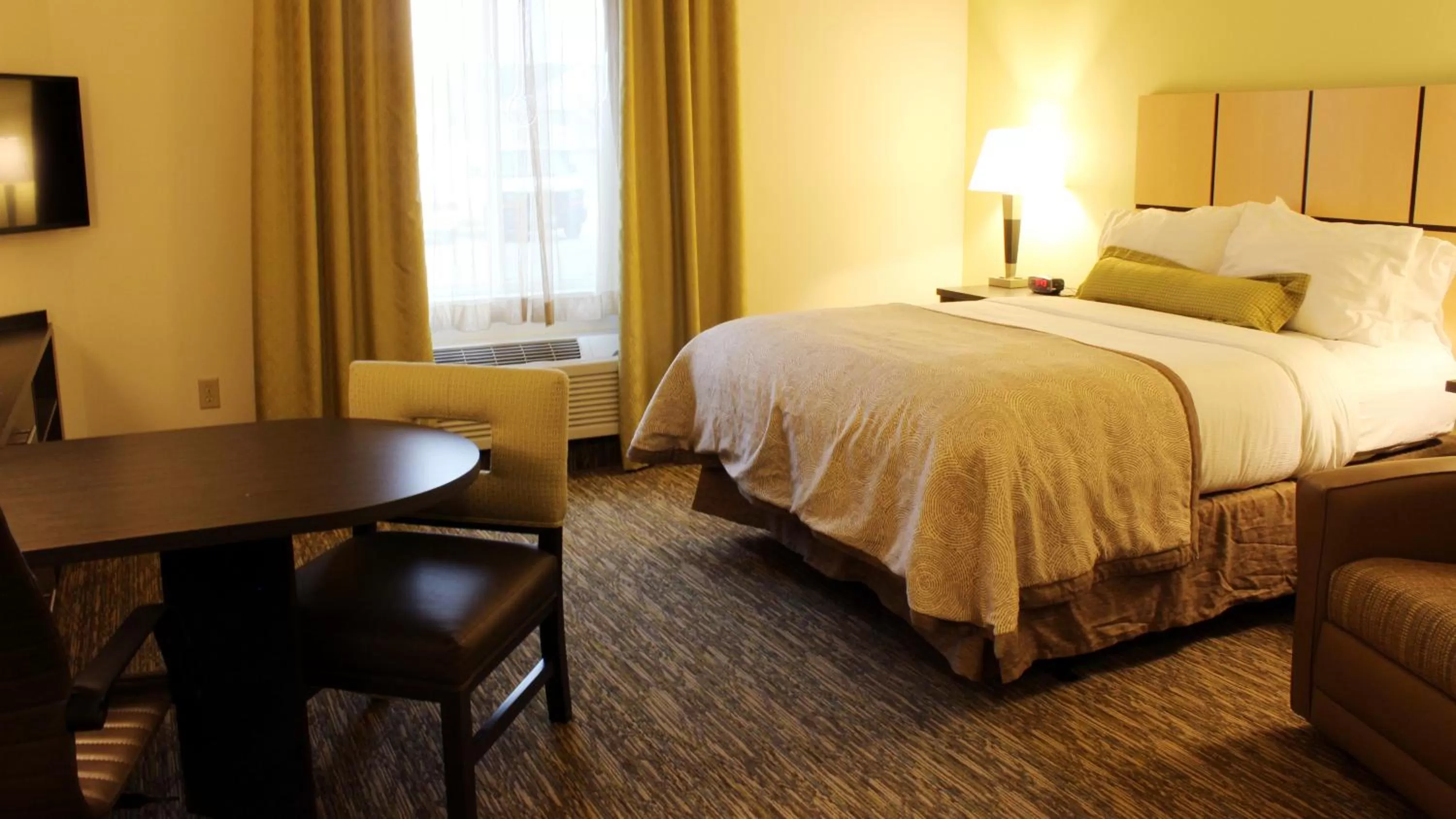 Photo of the whole room, Bed in Candlewood Suites Sioux City - Southern Hills by IHG