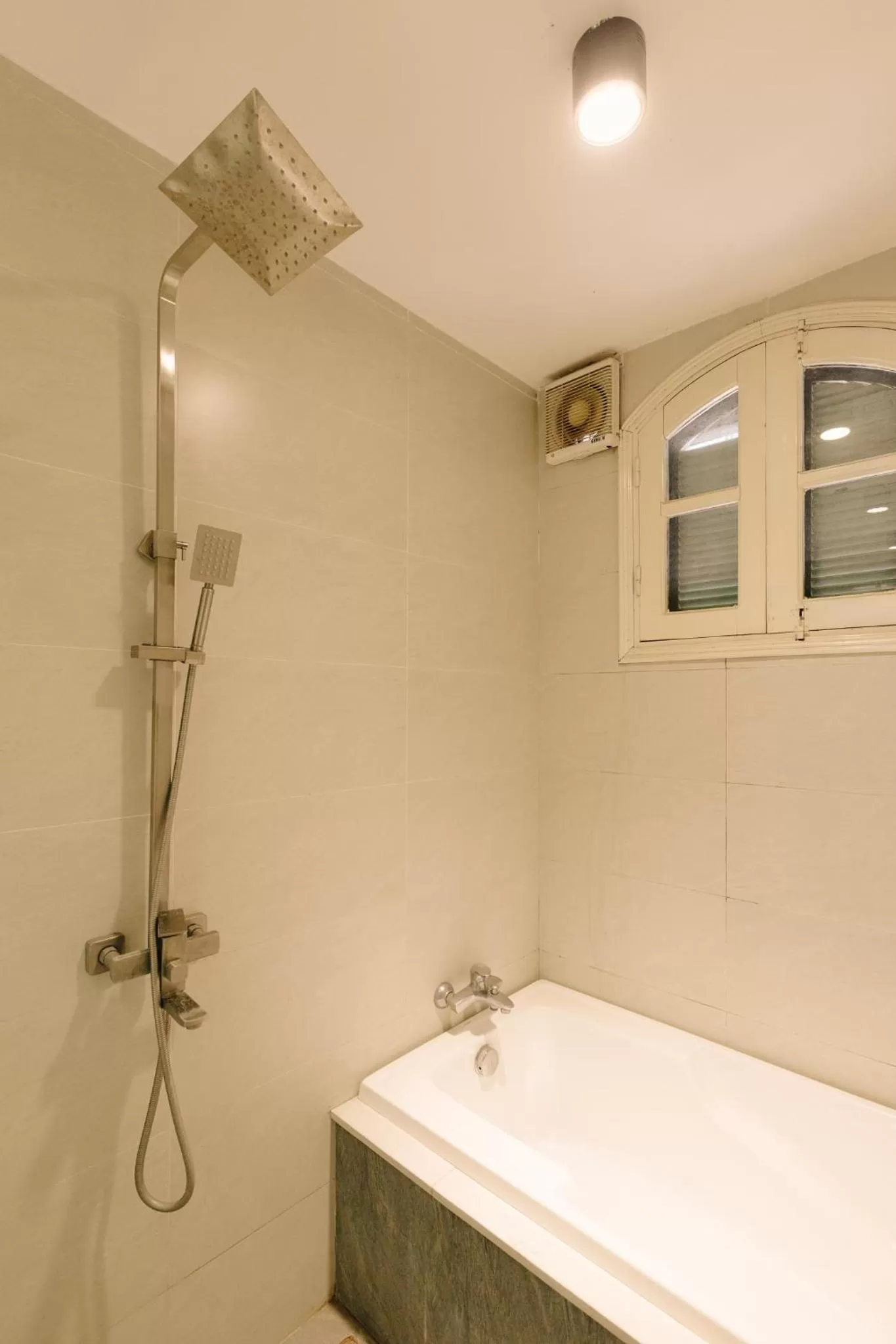 Hot Tub in Eden Westlake Hotel