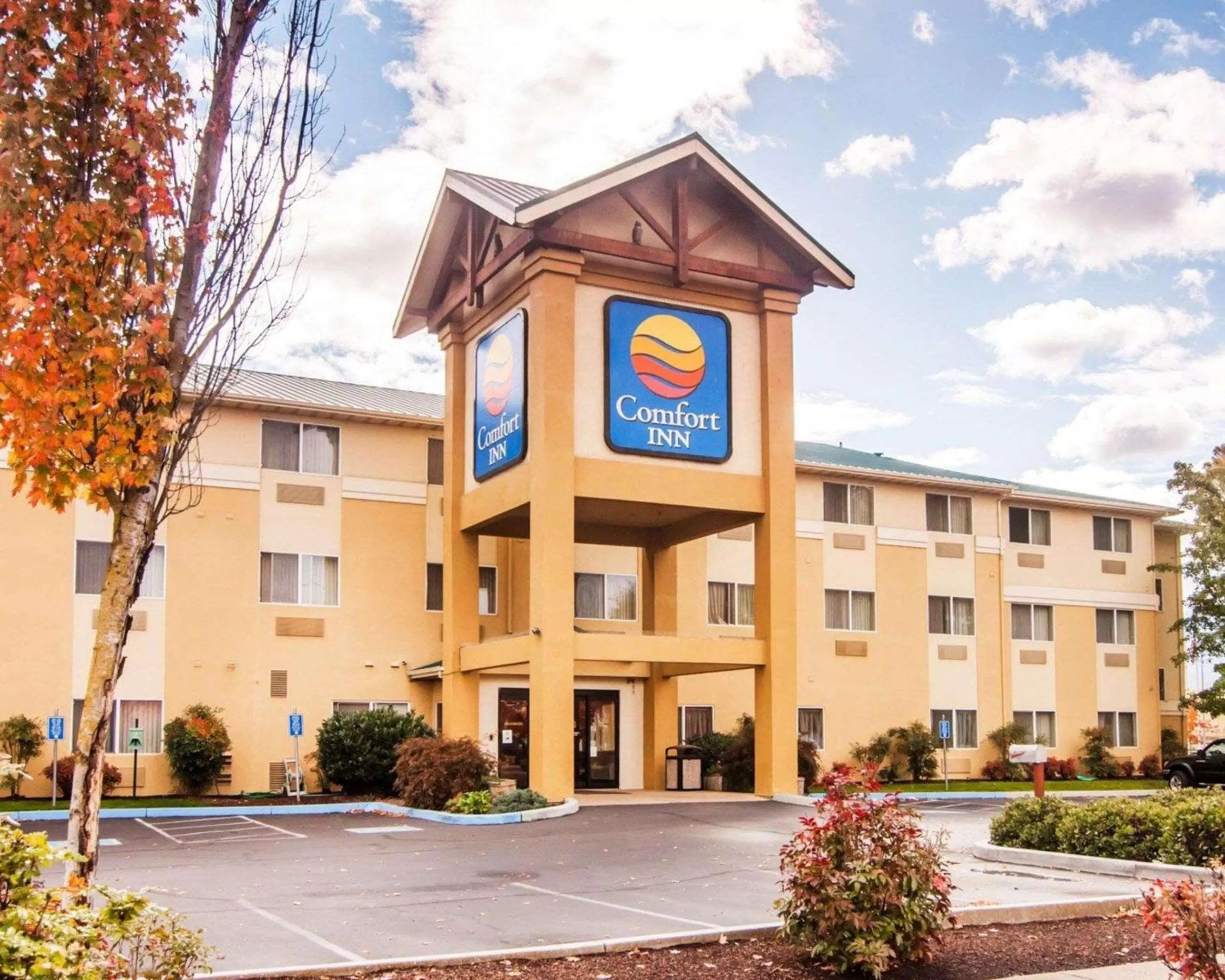 Property building in Comfort Inn Medford South