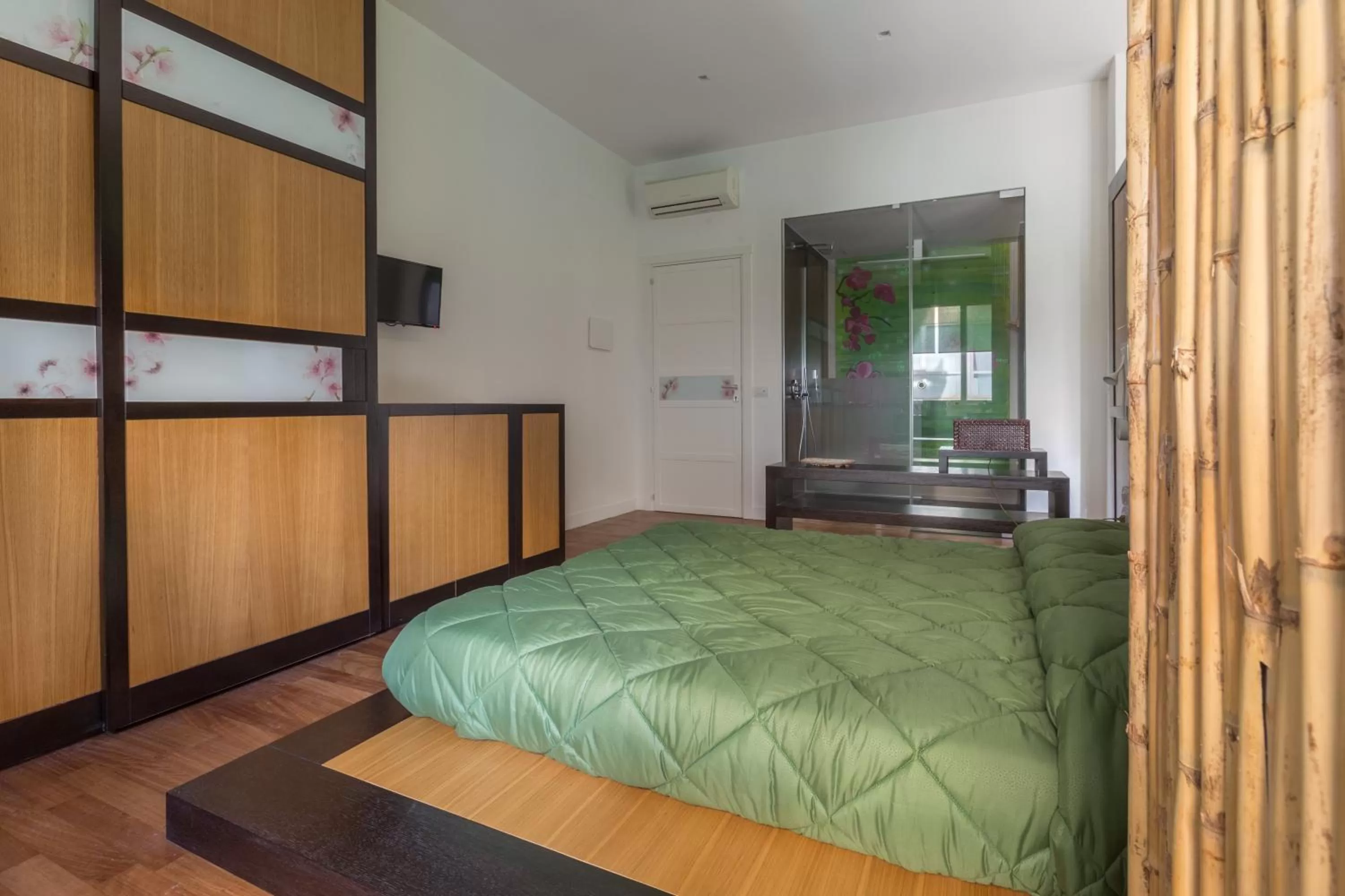 Photo of the whole room, Bed in Soul City