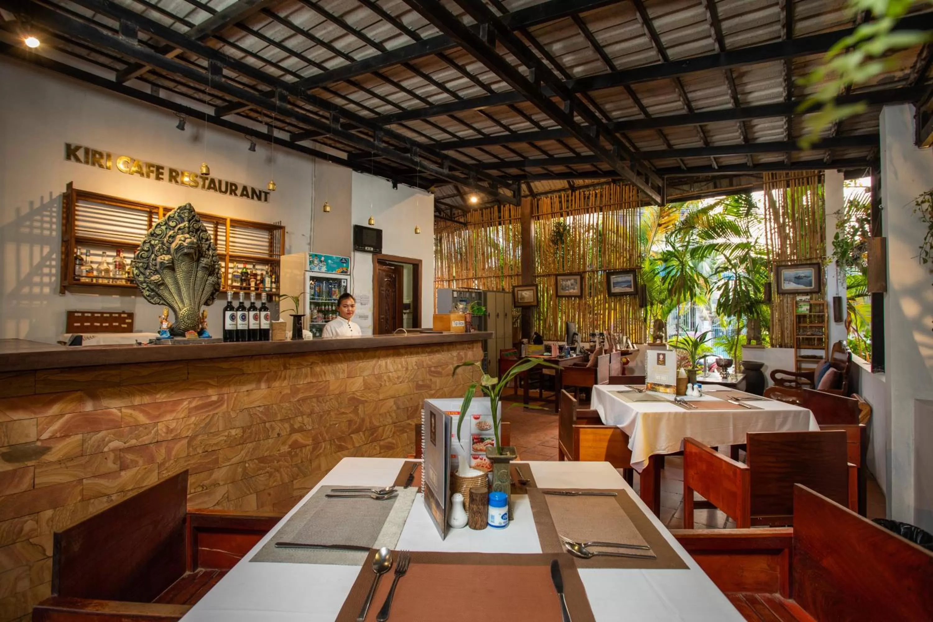 Restaurant/Places to Eat in Indra Porak Residence Hotel