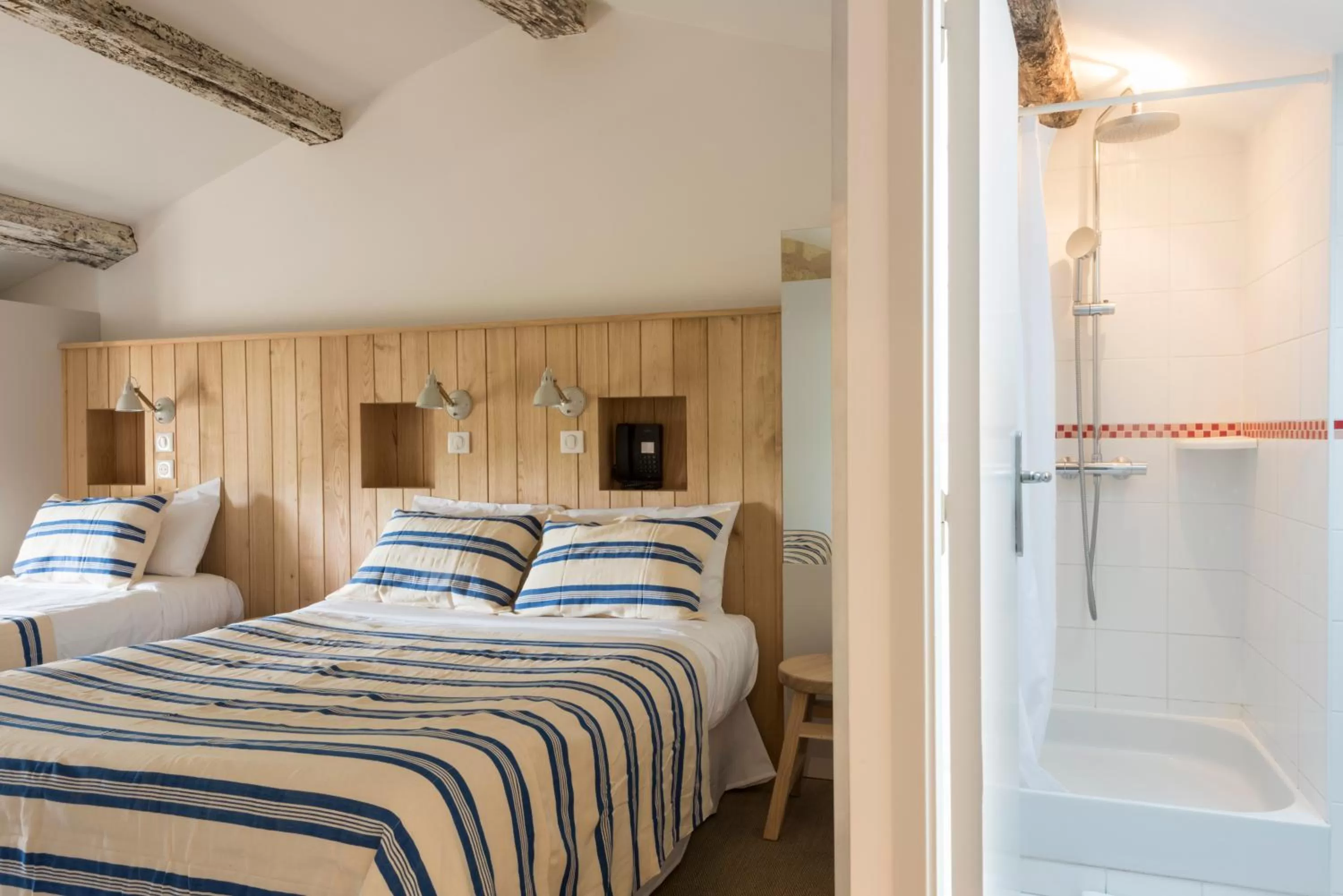 Bathroom, Bed in Auberge de la Commanderie