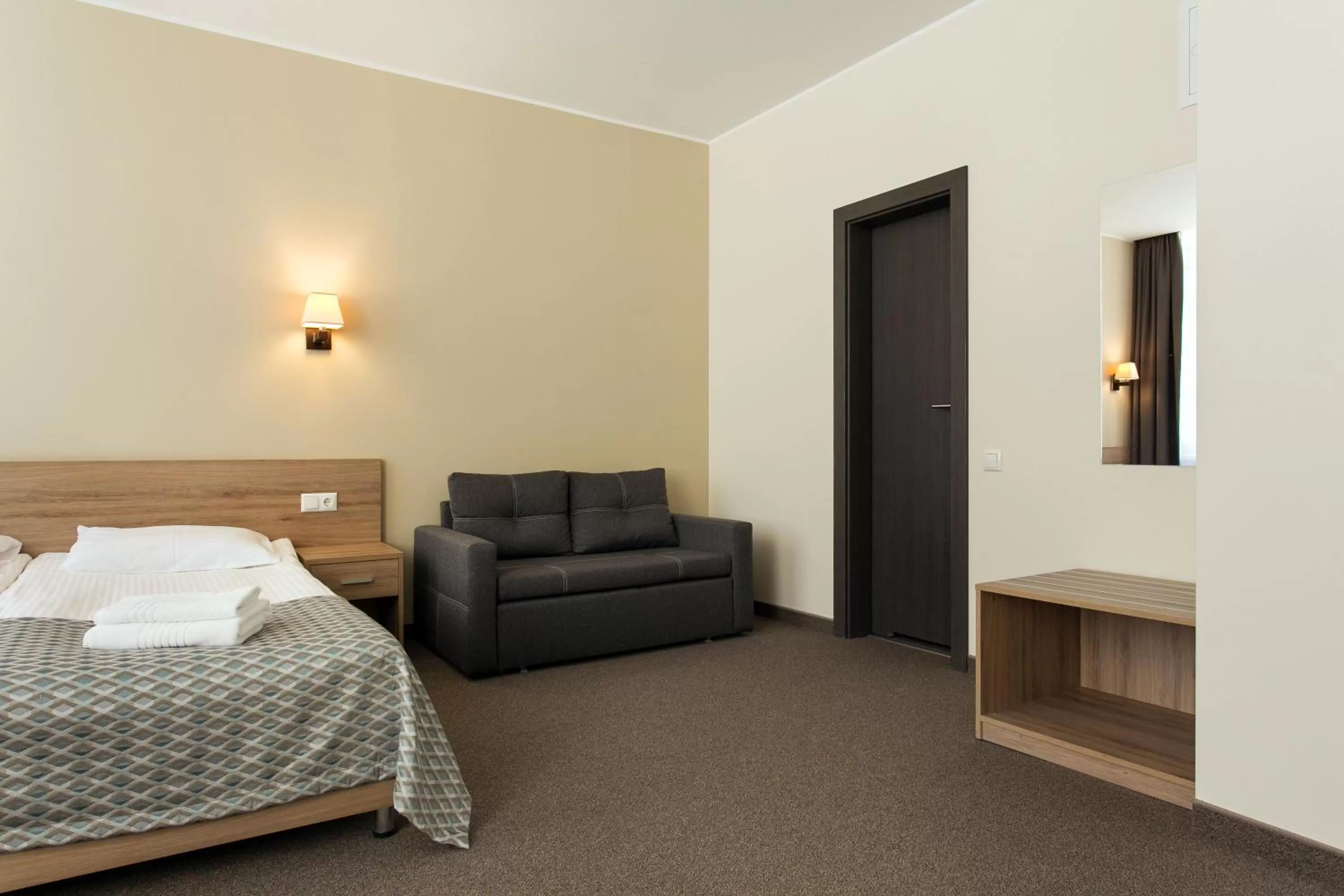 Photo of the whole room, Bed in Old Town Trio