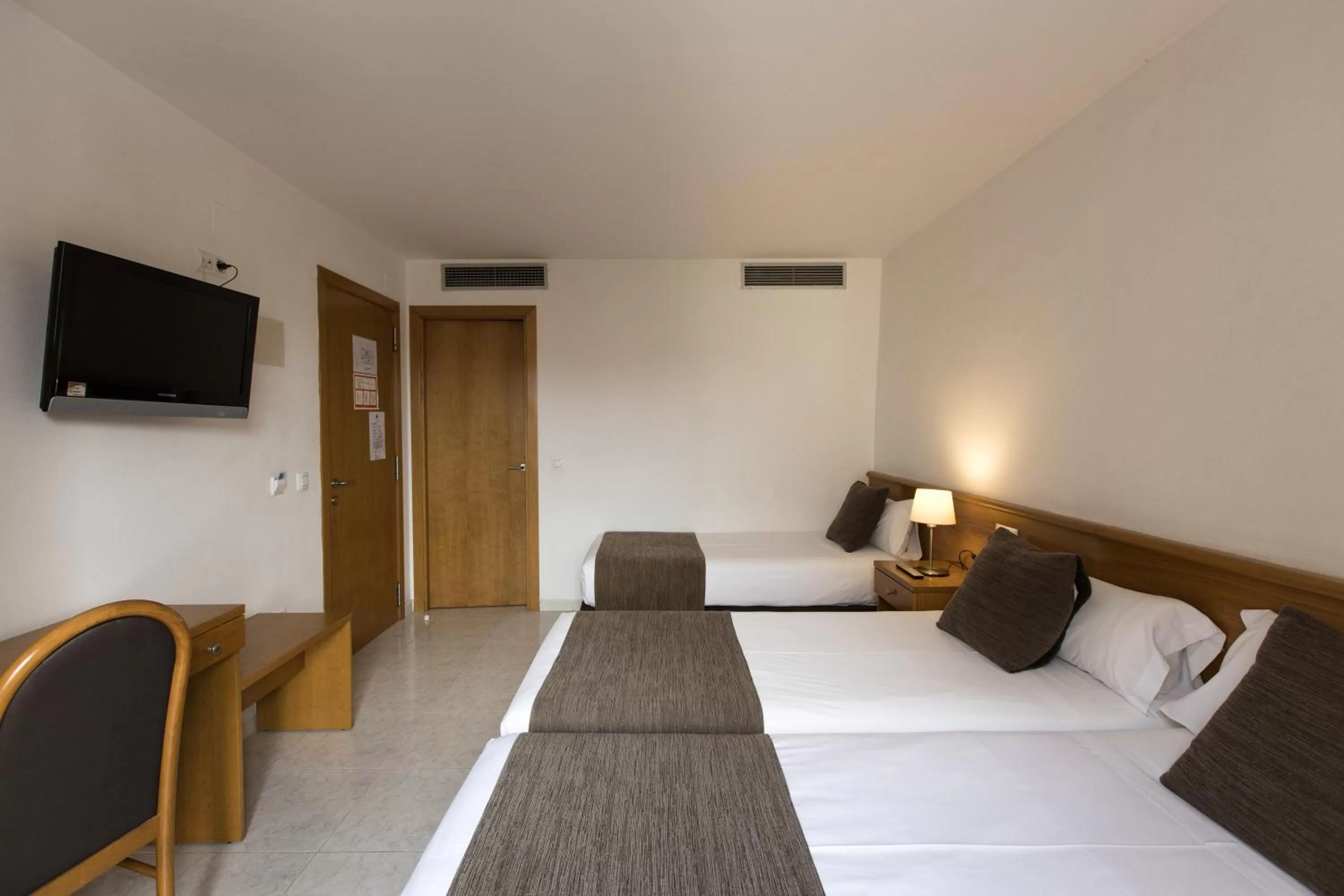 Photo of the whole room, Bed in Hotel Alta Garrotxa