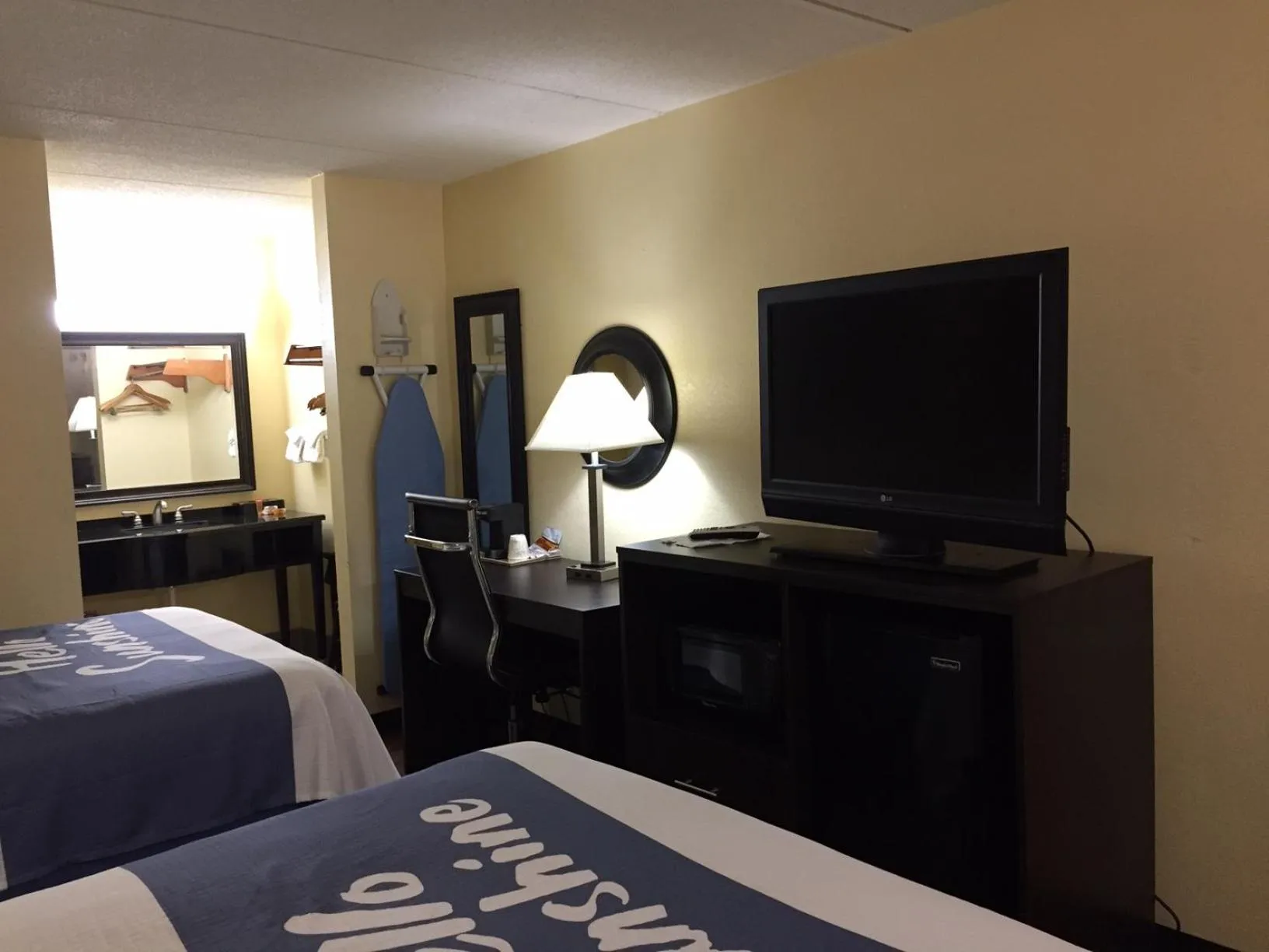 Bed in Days Inn by Wyndham Ridgeland South Carolina