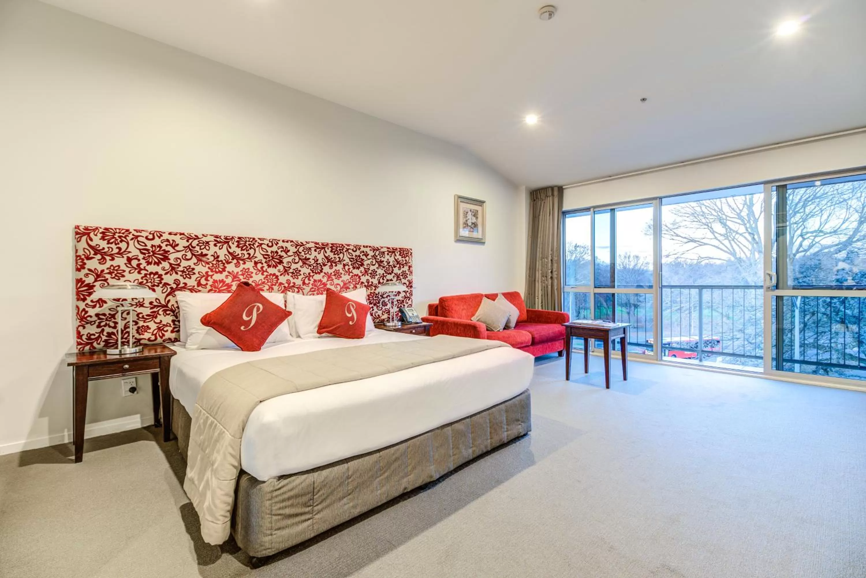 Photo of the whole room, Bed in Parkview On Hagley