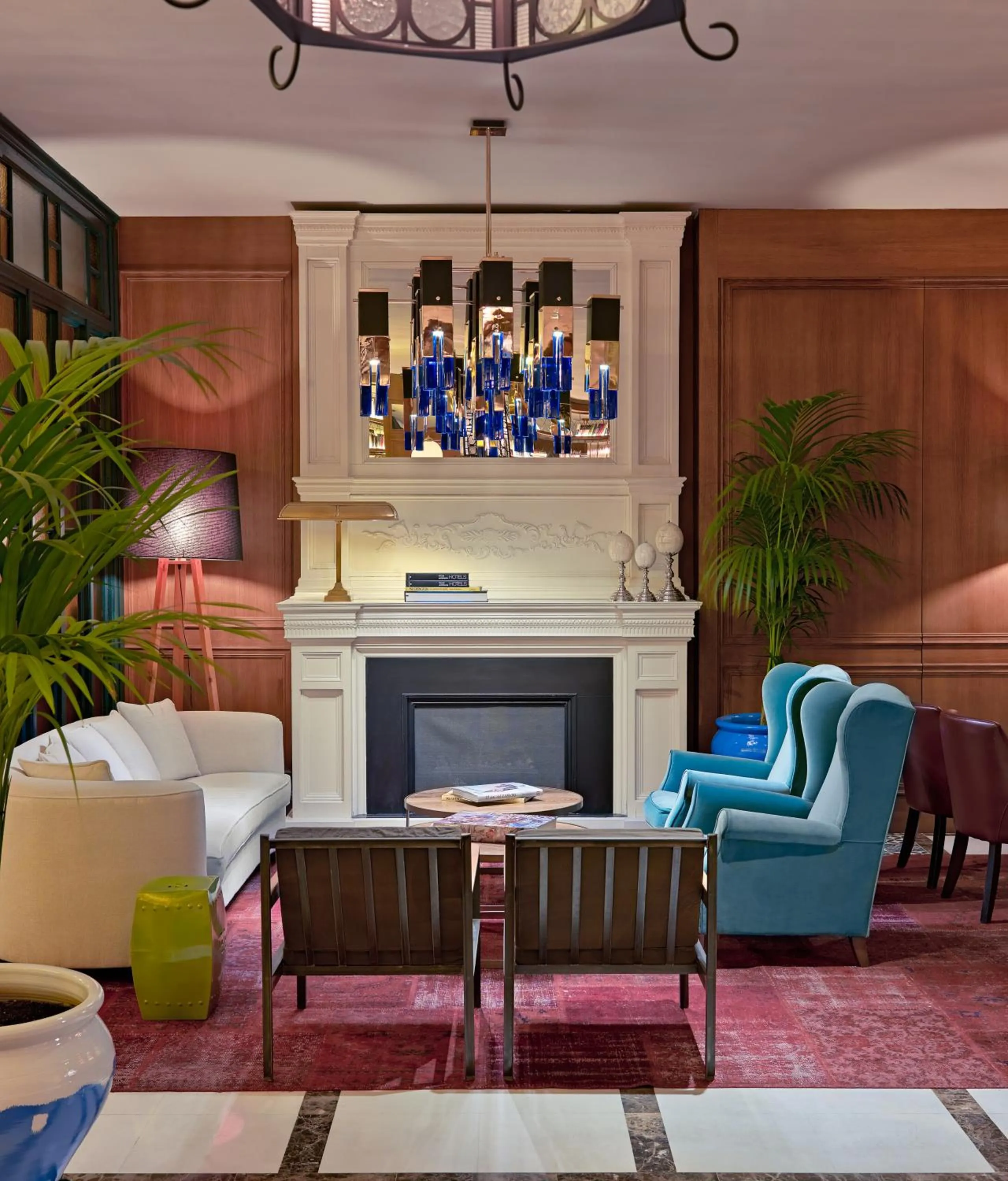 Communal lounge/ TV room in Boutique Hotel H10 Villa de la Reina