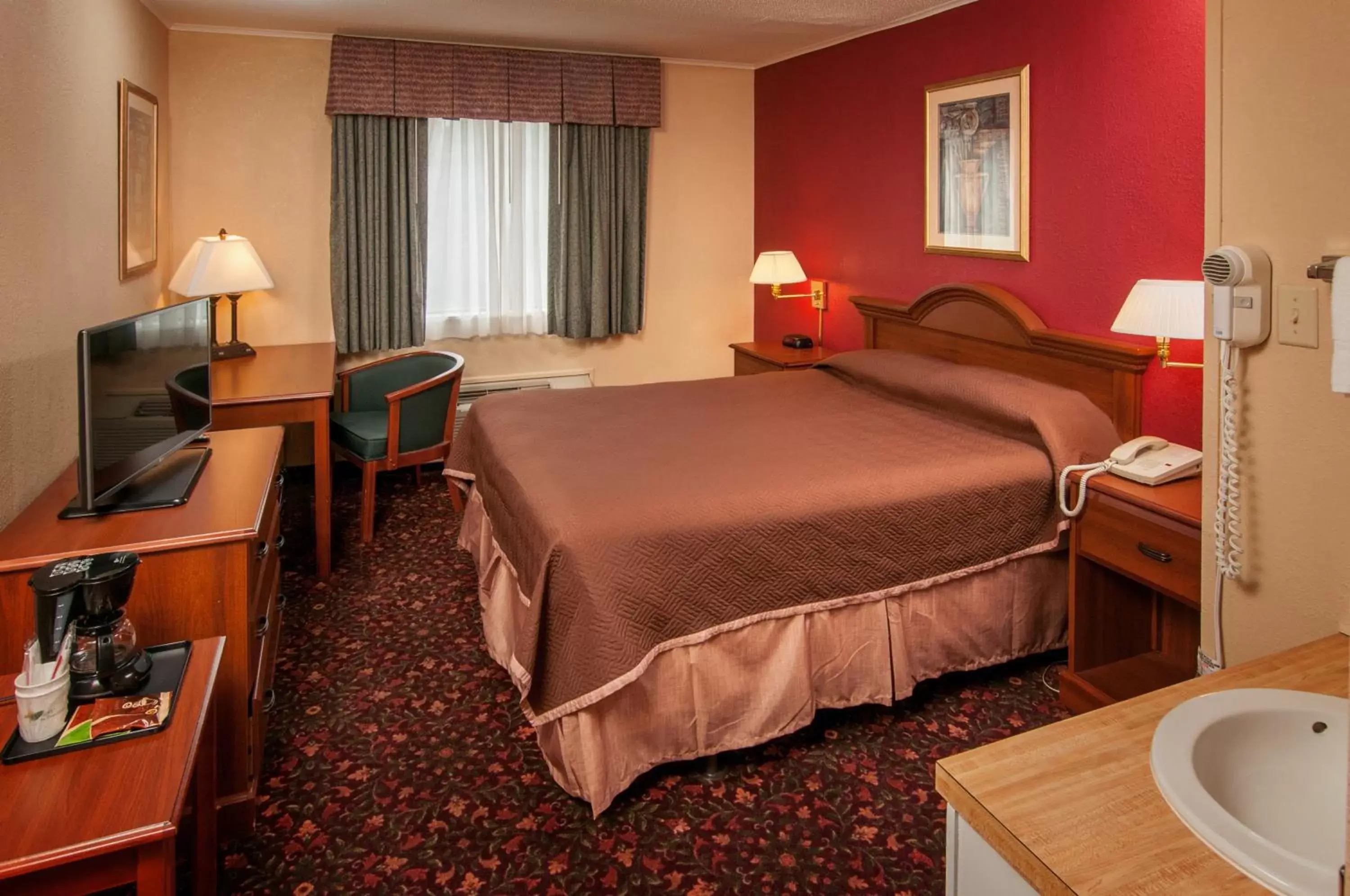 Deluxe King Room - Non-Smoking in Travelodge by Wyndham Beckley Deluxe King Room - Non-Smoking in Travelodge by Wyndham Beckley